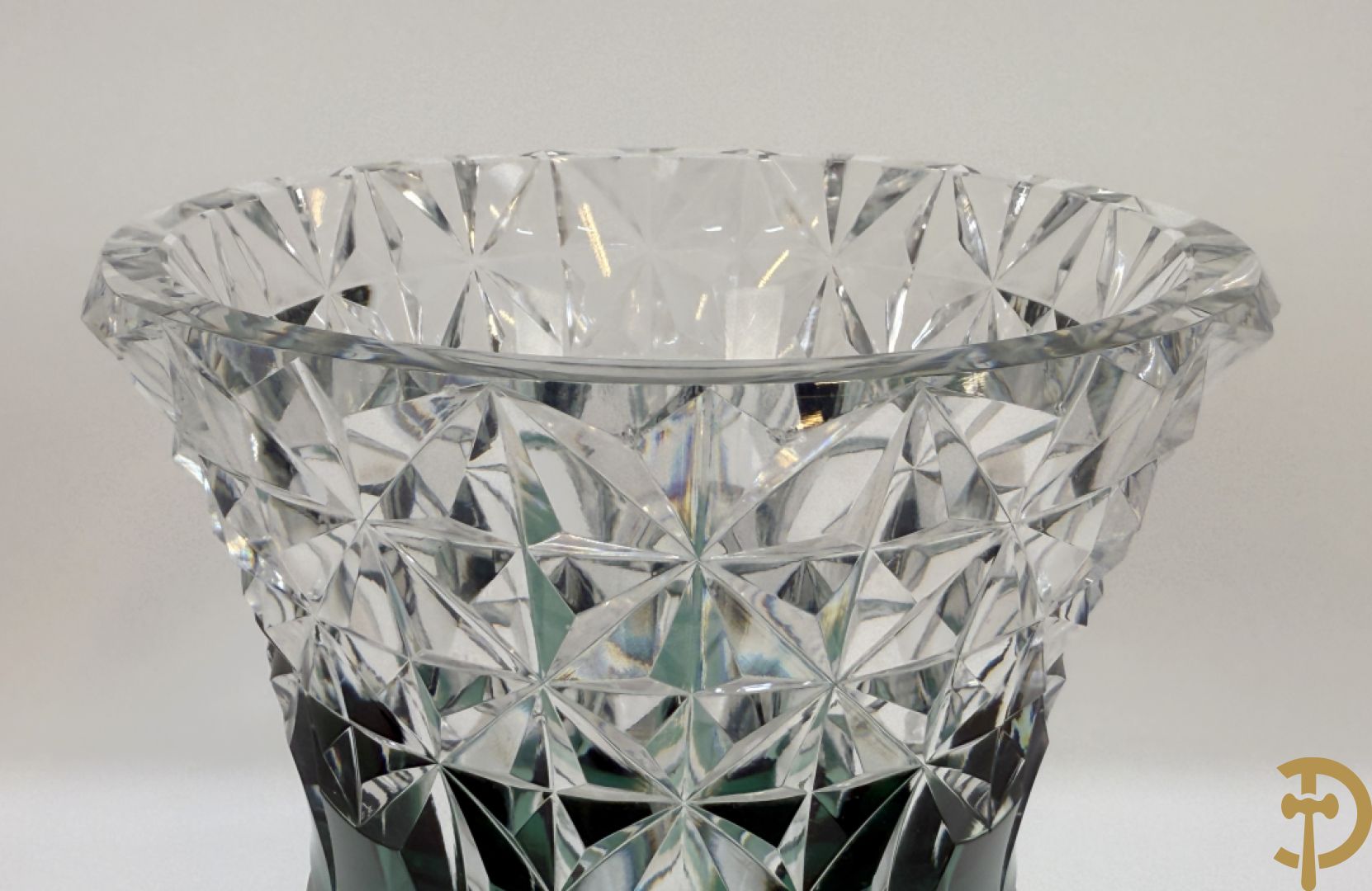 Gekleurde bolvormige kristallen handgeslepen Val-Saint-Lambert vaas, gemerkt 1197 + groene krsitallen Val-Saint-Lambert vaas + rode geslepen Val-Saint-Lambert vaas