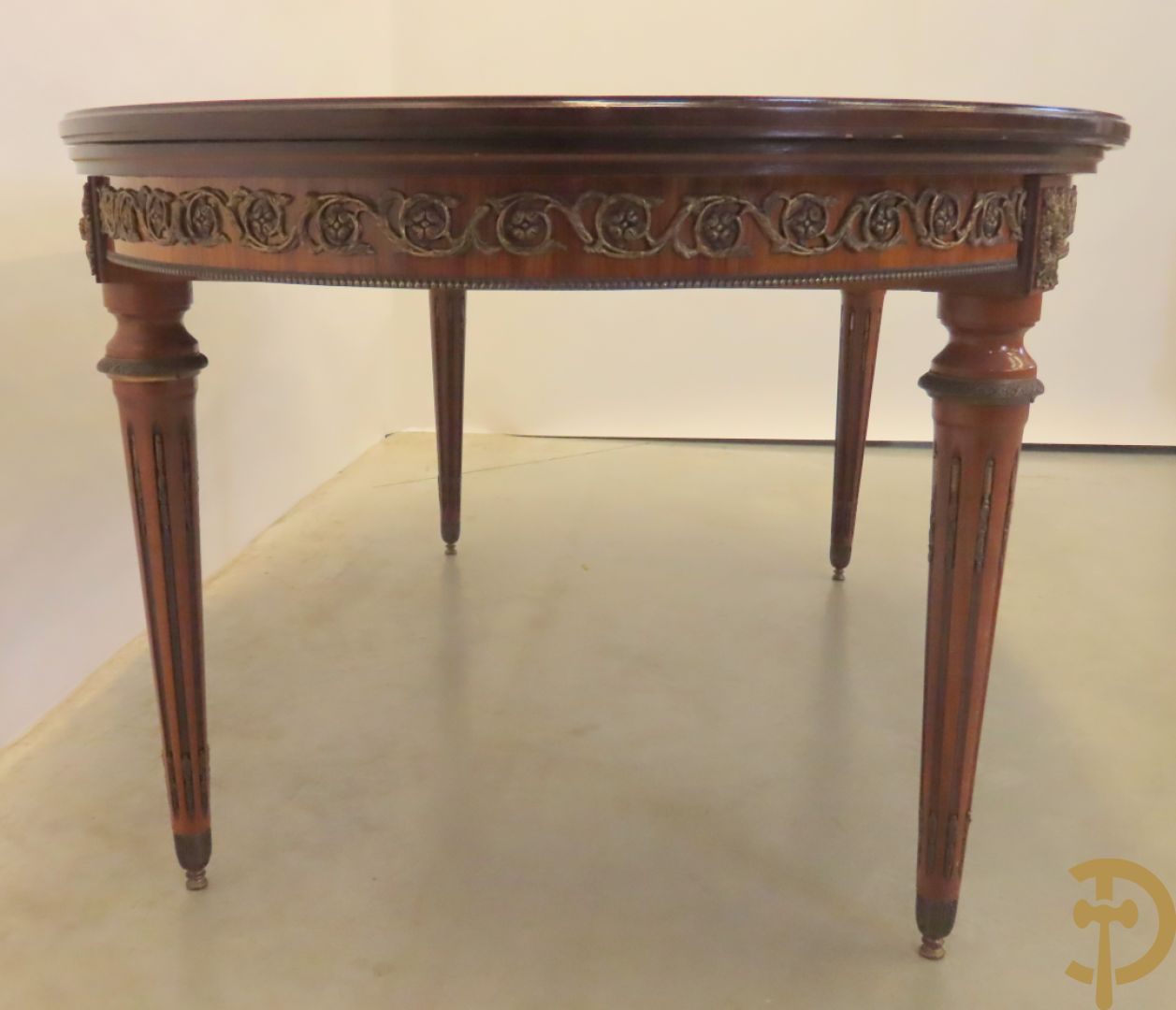 Notelaren eetkamer Louis XVI stijl bestaande uit vijfdeursdressoir met bloemenmarquetterie, bronsbeslag en wit marmeren blad, ovale uittrekbare tafel, 6 stoelen met leder bekleed en gegalbeerde vitrine met geslepen ruitjes