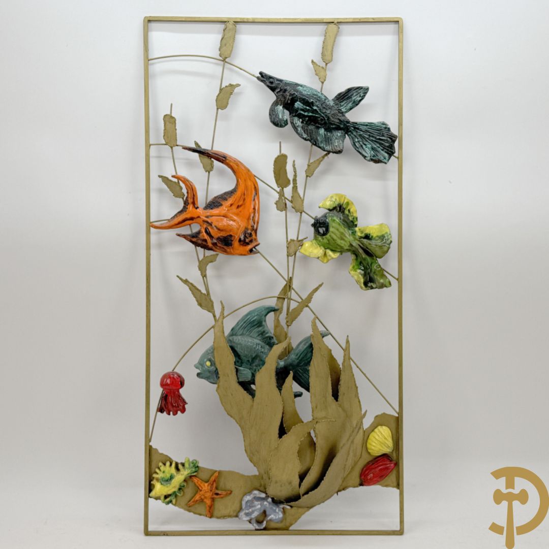 Smeedijzeren decoratief basrelief met keramieken vissen