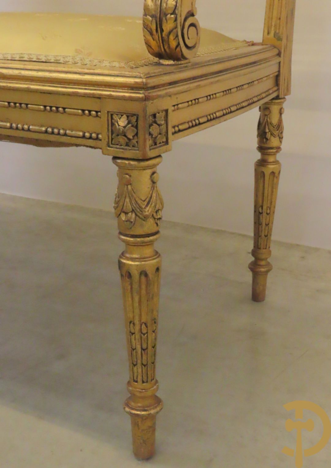 Vergulde tweepersoons canapé met accanthusranken en canage in de rug