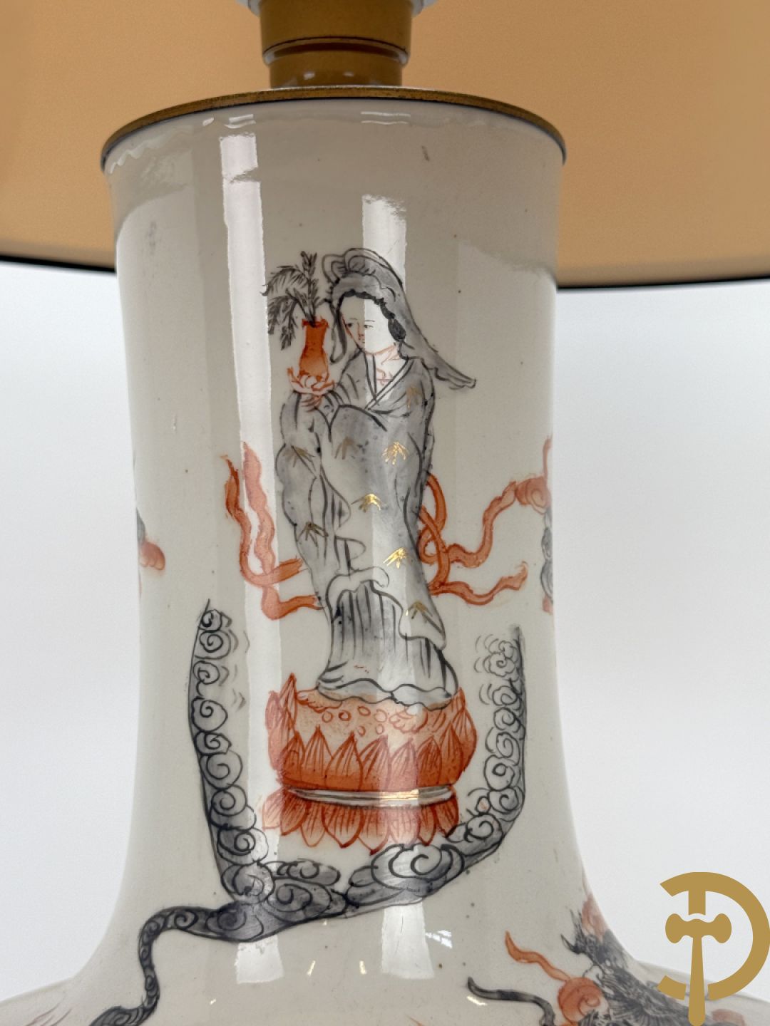 Chinese porseleinen vaas met handbeschilderde geanimeerde taferelen - als lampadaire omgebouwd