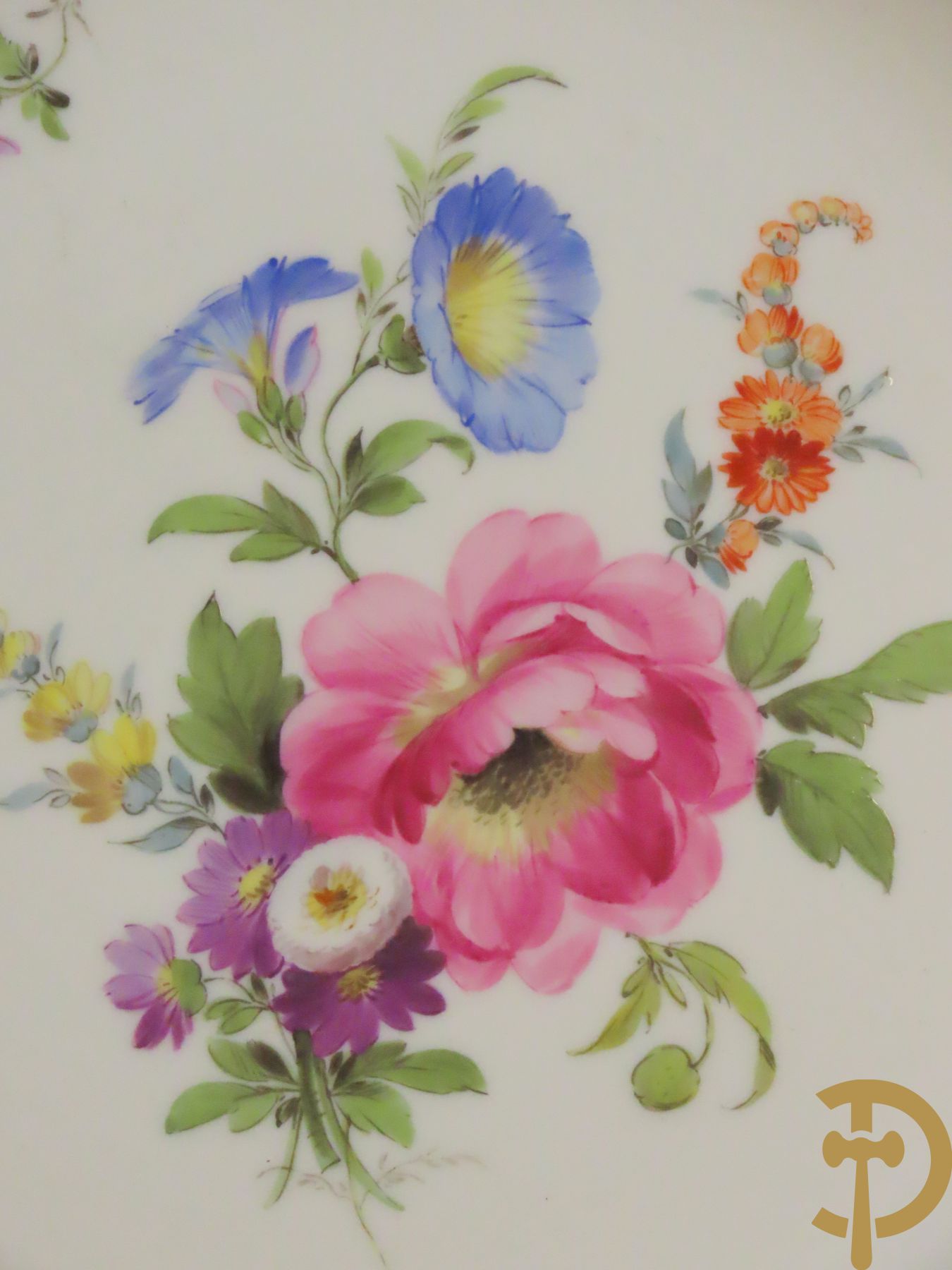 Zes porseleinen borden onder gemerkt met zwaarden / Meissen : 1 bord met stadstafereel, 1 verlucht bord met drakendecor, 1 bord met vogeldecor, 1 met bloemen en 2 met bloemendecor omgeven door vergulde rand