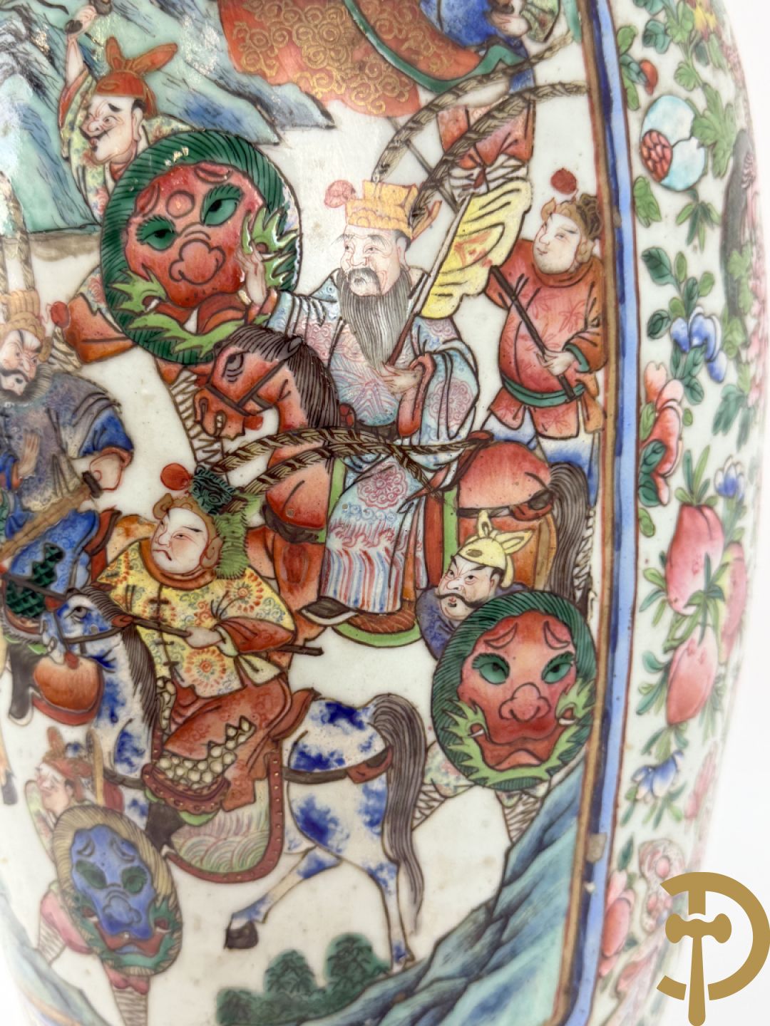 Chinese porseleinen vaas met geanimeerd krijgerdecor en vogeltaferelen