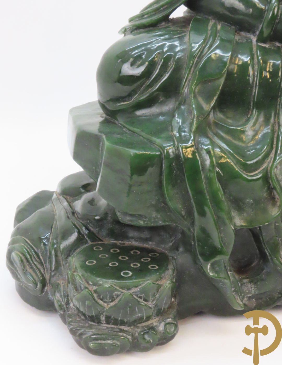 Handgesculpteerde geisha met flesje in de hand in groene jade