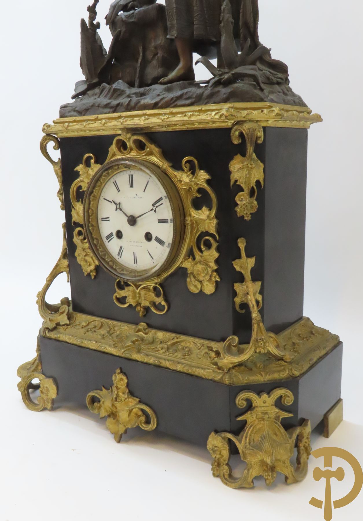 Napoleon III pendule met zwarte marmer, bovenaan bekroond met dame met amfoor en geflankeerd door paar bronzen kandelaars