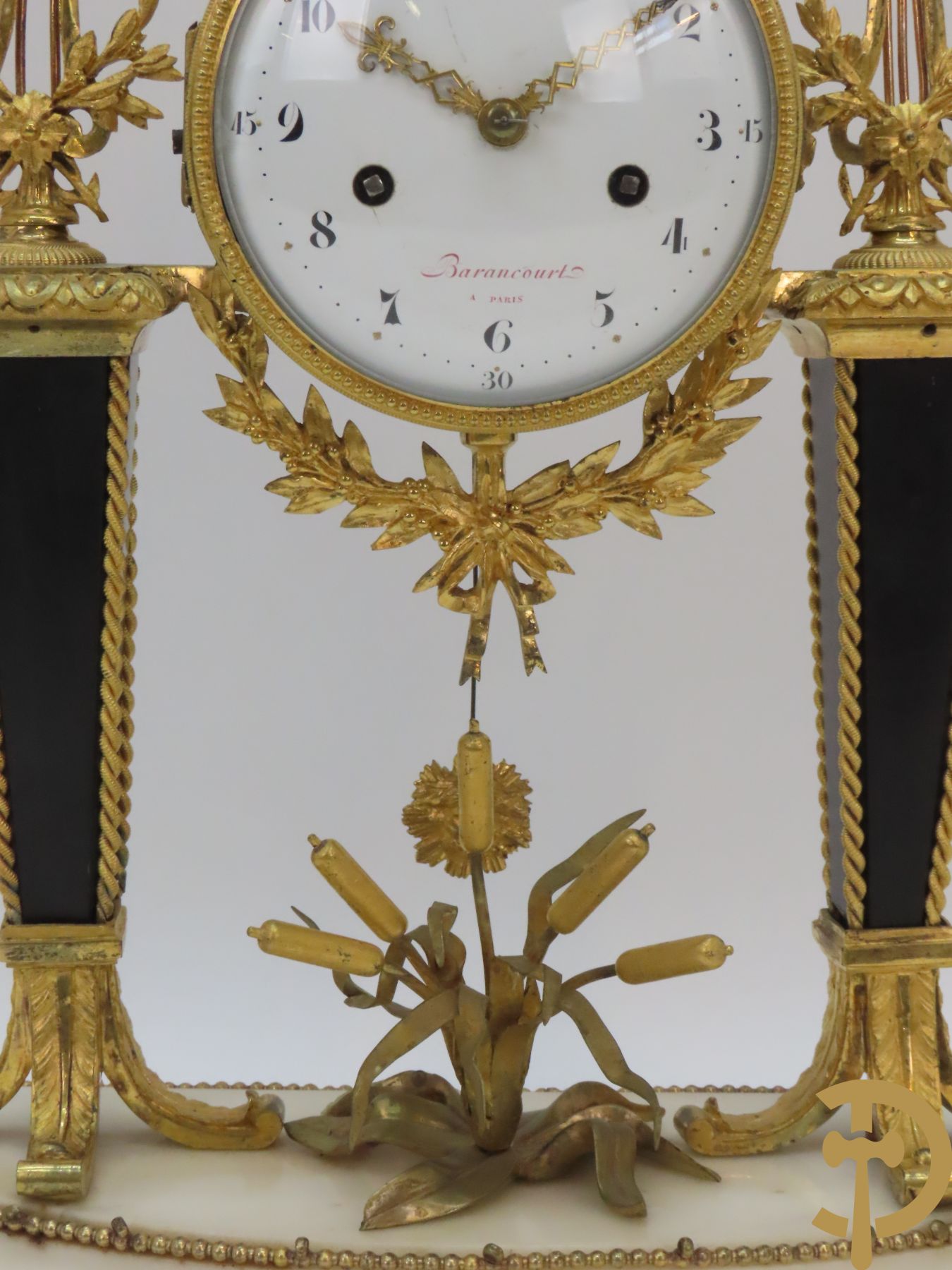 Louis XVI pendule bezet met harten en accanthusranken, binnenin met lisdoddes, Barancourt à Paris getekend