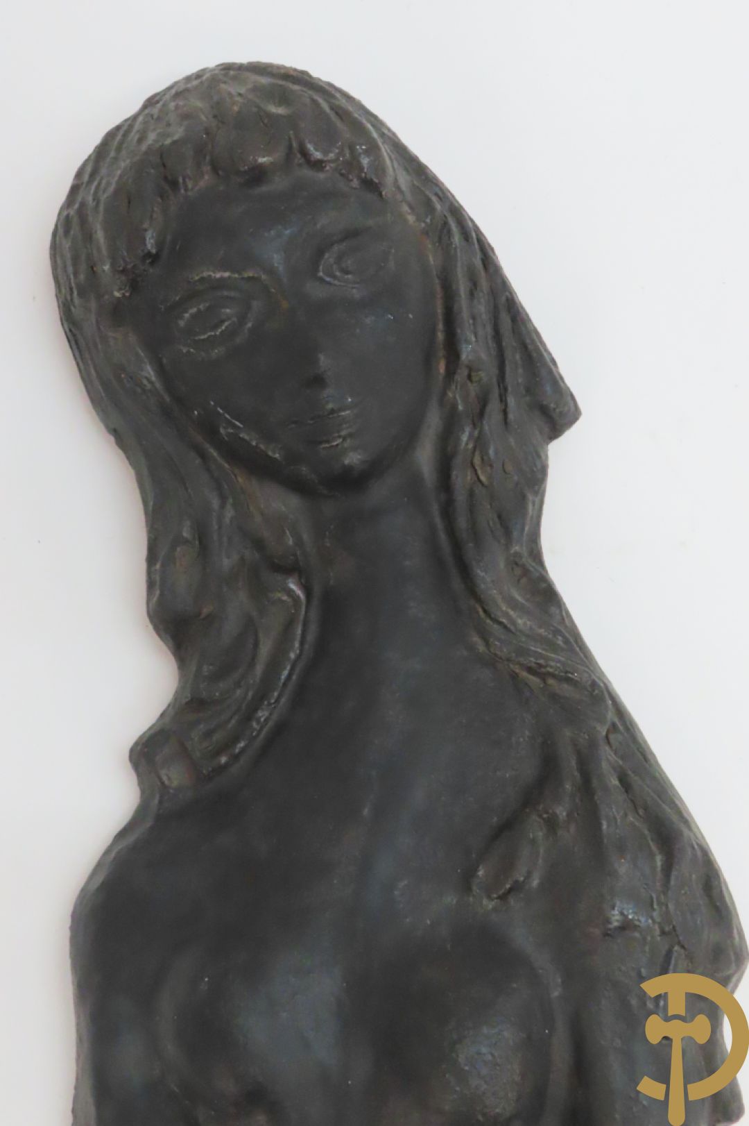 Zes vintage keramiek sculpturen w.o. zeemeermin van Amphora, keramieken vis, plakkette van doedelzakspeler, groepje met 5 kindjes, bord RP gemerkt en basrelief met vissen Vermeire P.