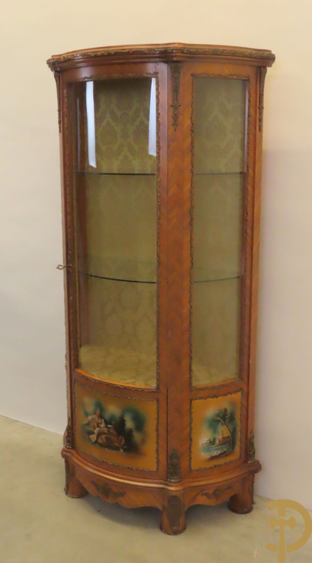 Gebogen notelaren vitrine bezet met bronsbeslag en onderaan met romantisch tafereel