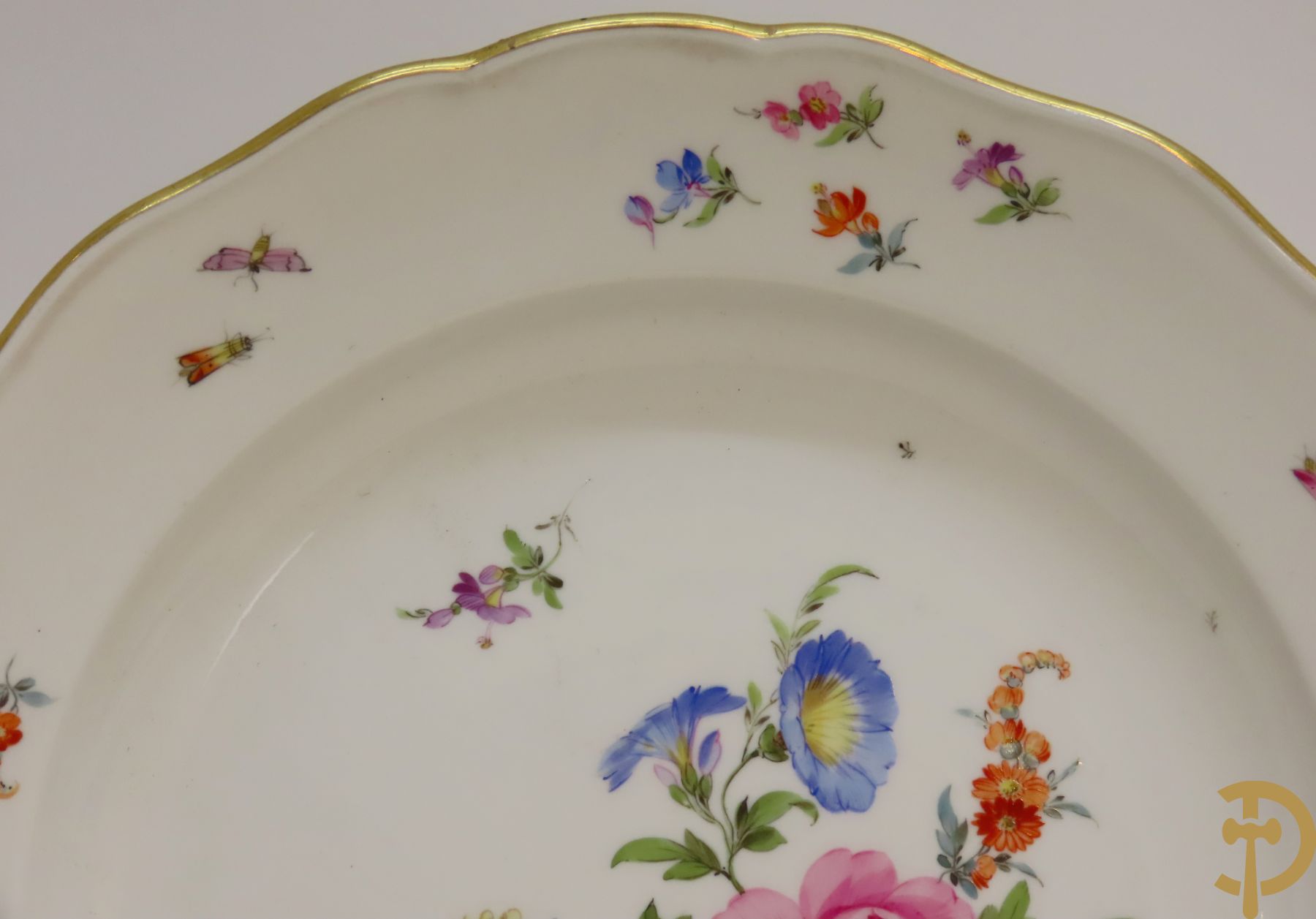 Zes porseleinen borden onder gemerkt met zwaarden / Meissen : 1 bord met stadstafereel, 1 verlucht bord met drakendecor, 1 bord met vogeldecor, 1 met bloemen en 2 met bloemendecor omgeven door vergulde rand