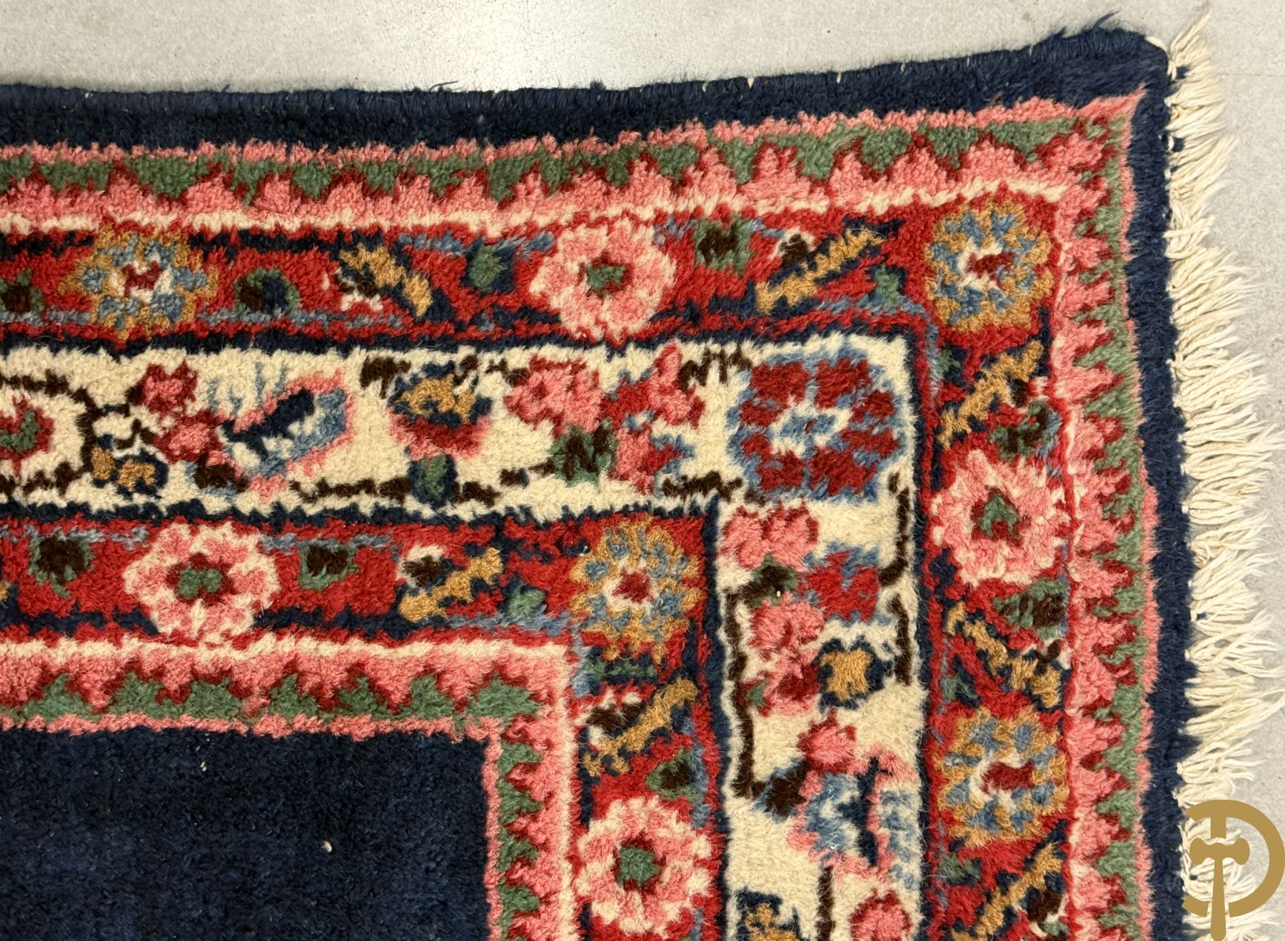 Drie oosterse handgeknoopte tapijten met blauwe fond