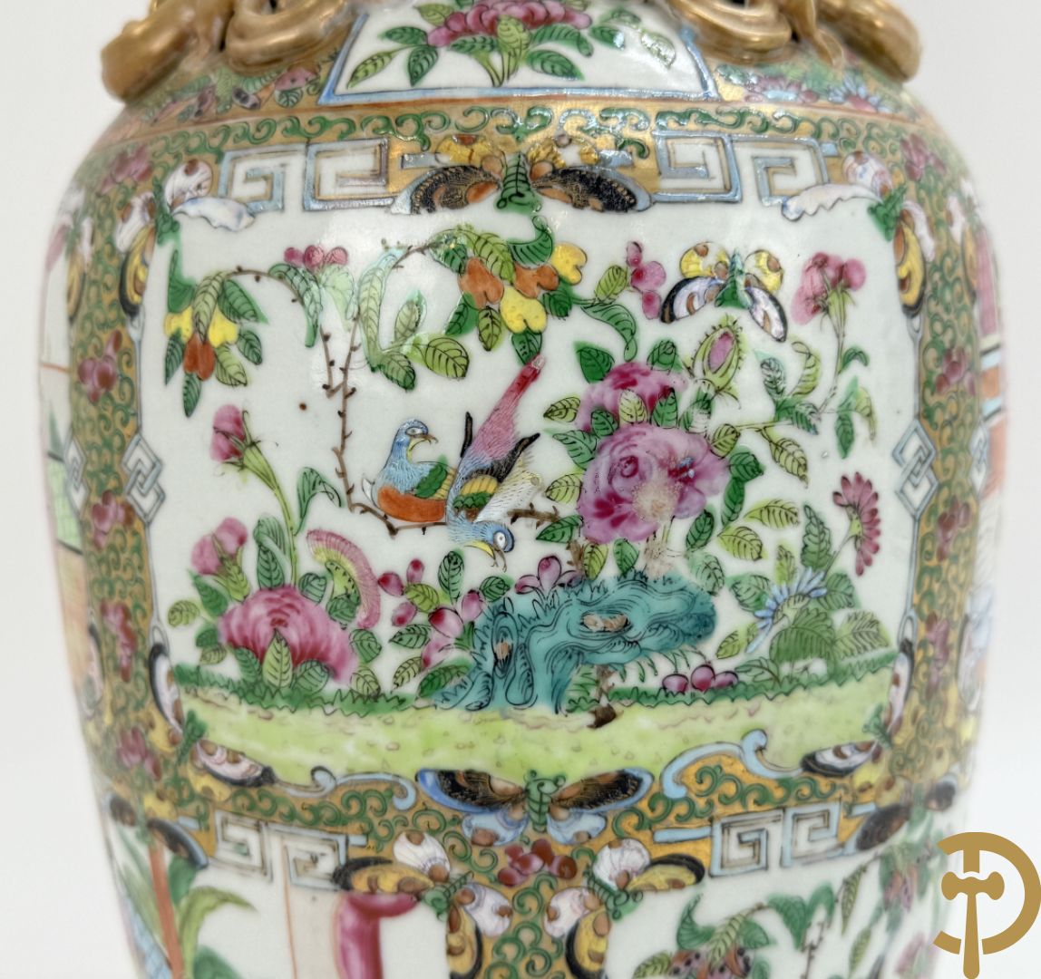 Chinese porseleinen Kanton vaas met geanimeerde taferelen en natuurdecor