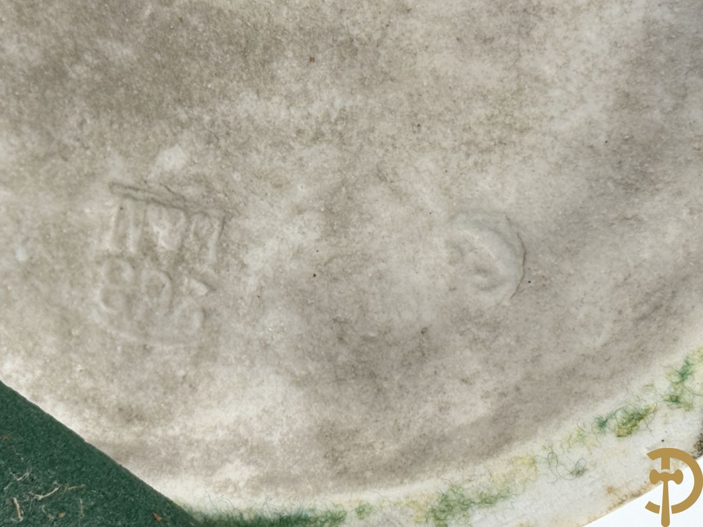 Paar grote Franse gekleurde biscuits van meisje en 
 jongen met schaap en geit