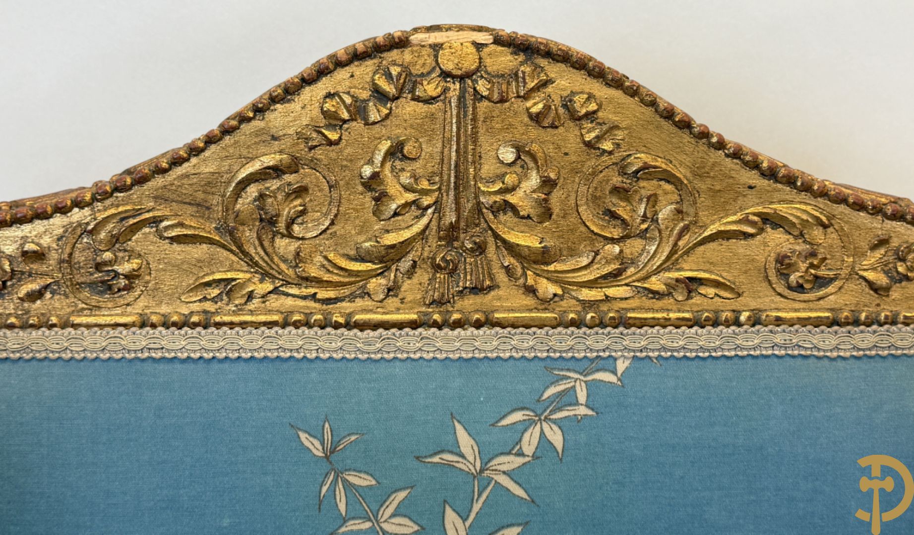 Twee vergulde bergères met gesculpteerde accanthusranken en guirlandes