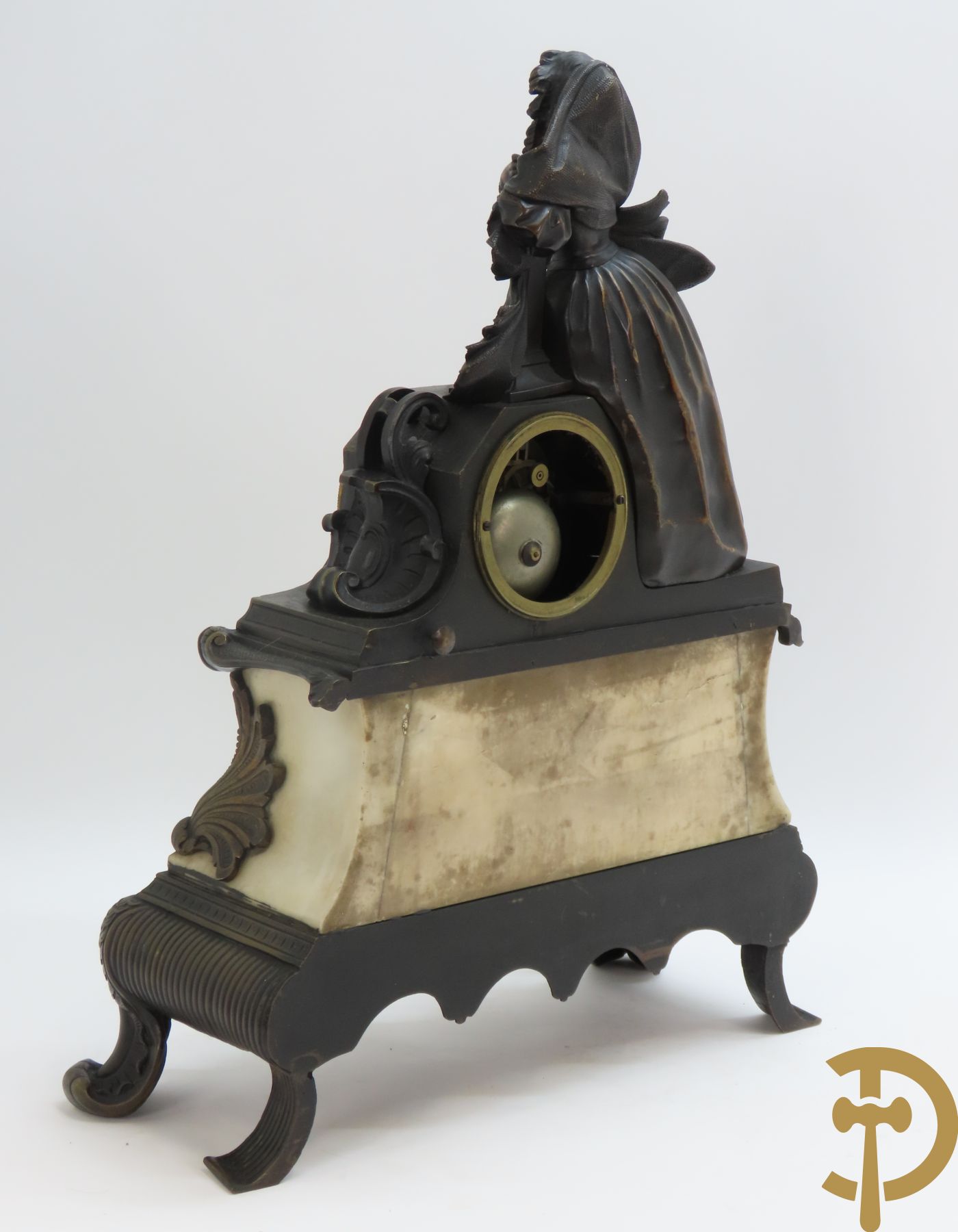 Bronzen garnituur met albastafwerking en zittende dame op klok