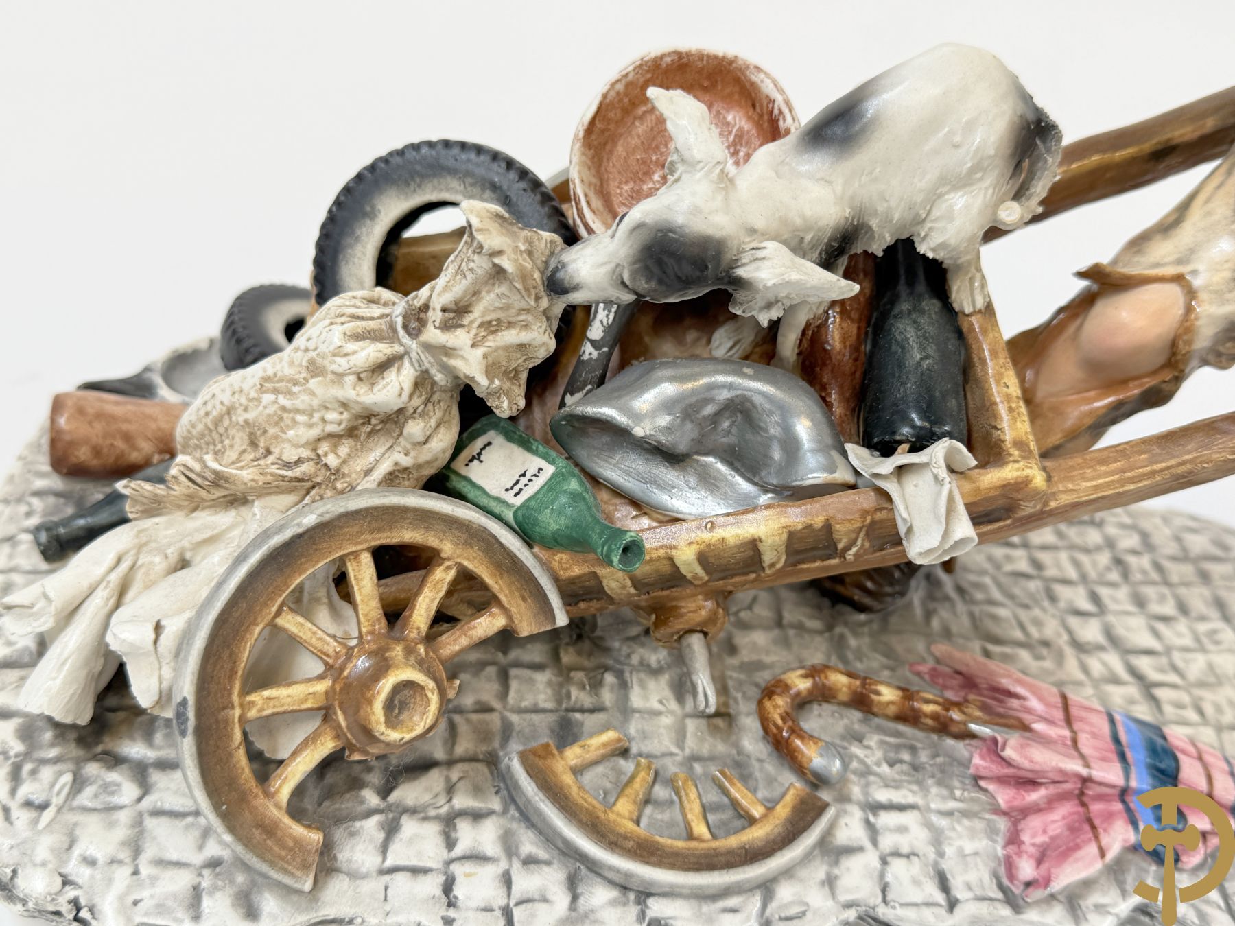 Twee grote Italiaanse groepen in 
gekleurde biscuit : jongens plukken appels - onderonsje aan tafel + 4 groepen in gekleurde Italiaanse biscuit