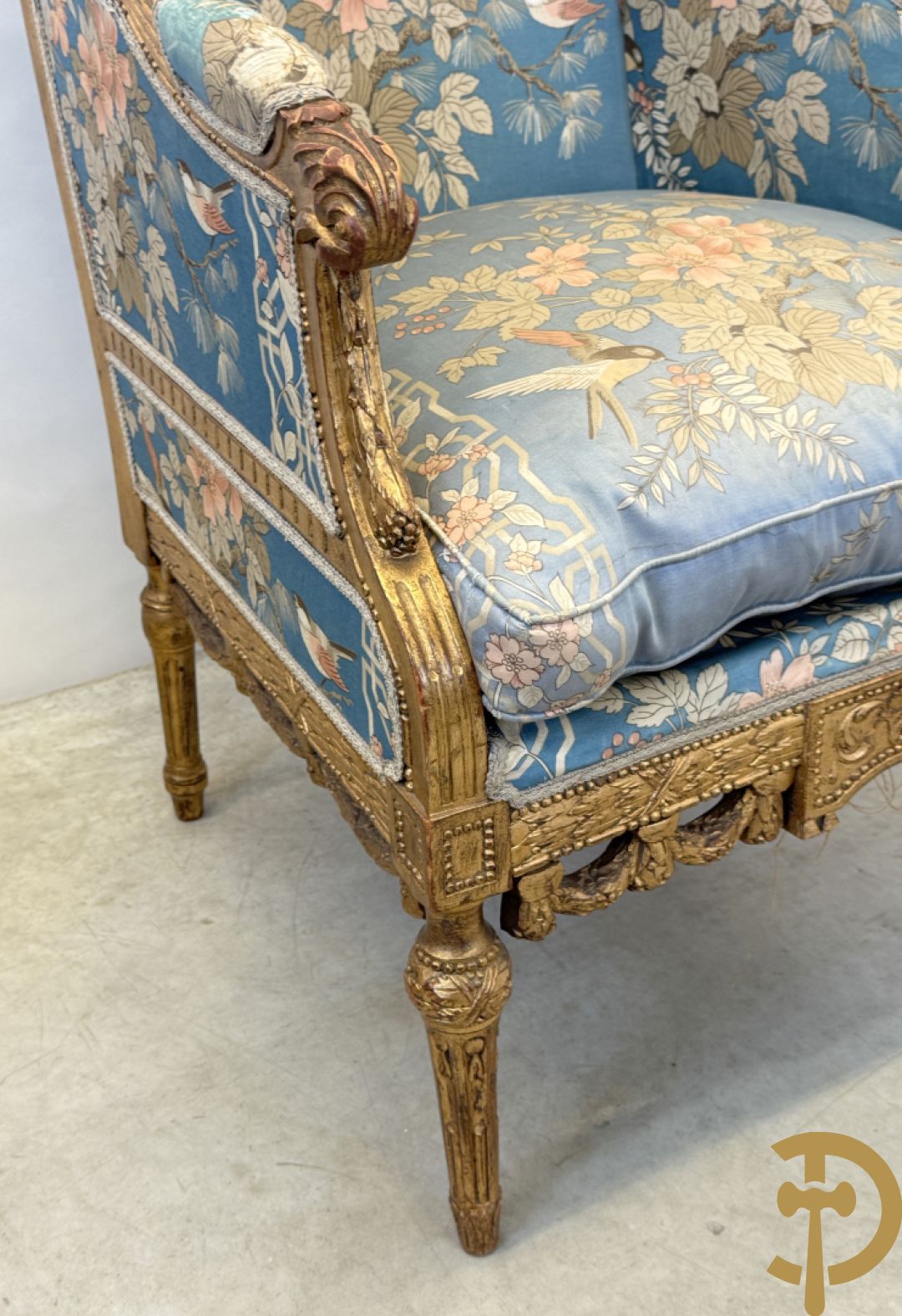 Twee vergulde bergères met gesculpteerde accanthusranken en guirlandes