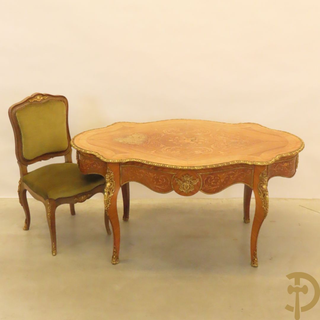 Gemarketteerde ovale notelaren tafel bezet met bronsbeslag van dameshoofden + stoel