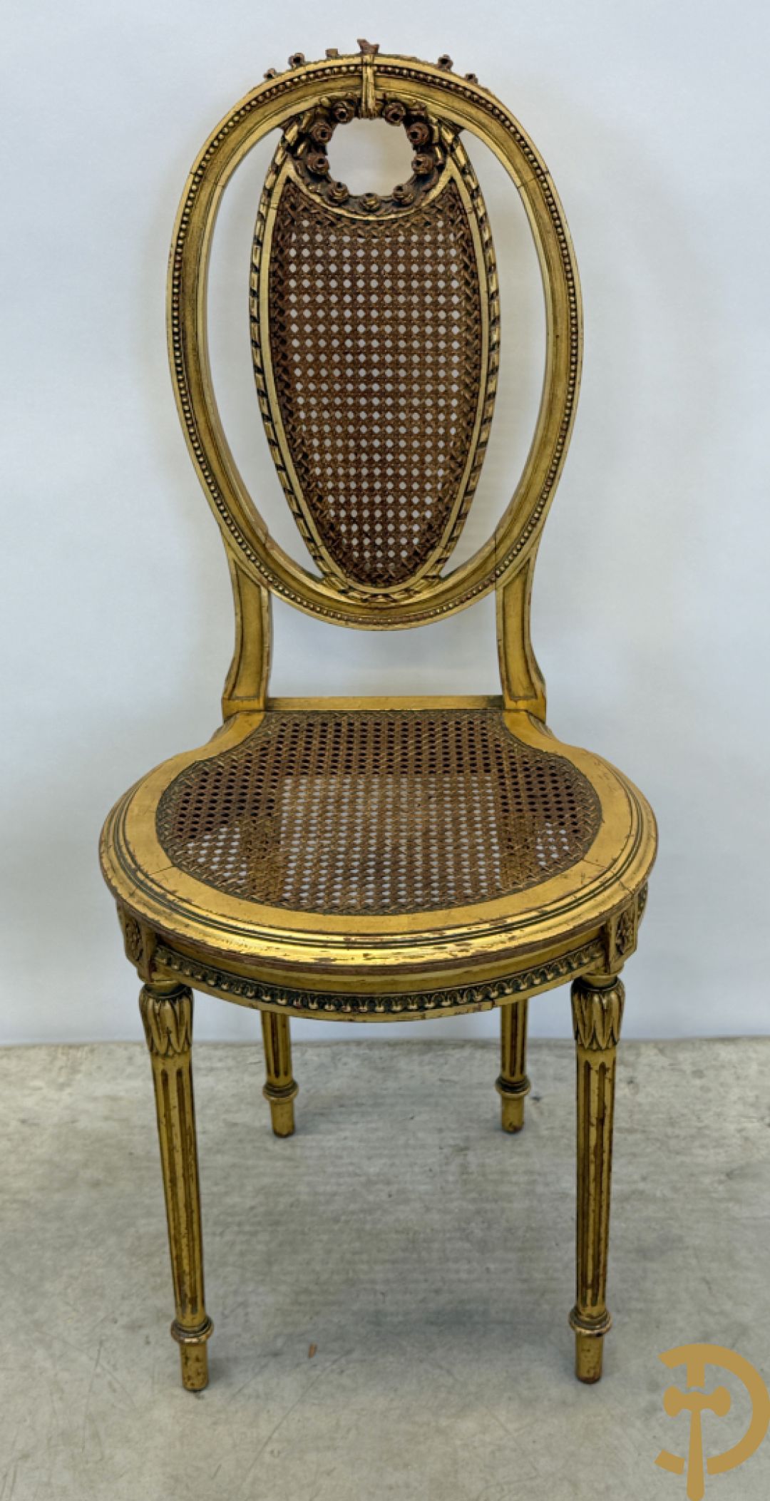 Ovale vergulde salontafel met Louis XVI motieven op gecanneleerde poten - met marmeren blad + 2 vergulde Louis XVI stoelen