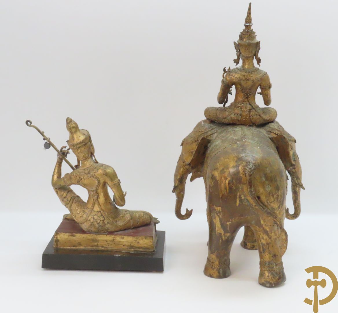 Orientaalse kopersculptuur van driekoppige olifant met boedhisatsvat + koperen boedhistische figuur met snaarinstrument