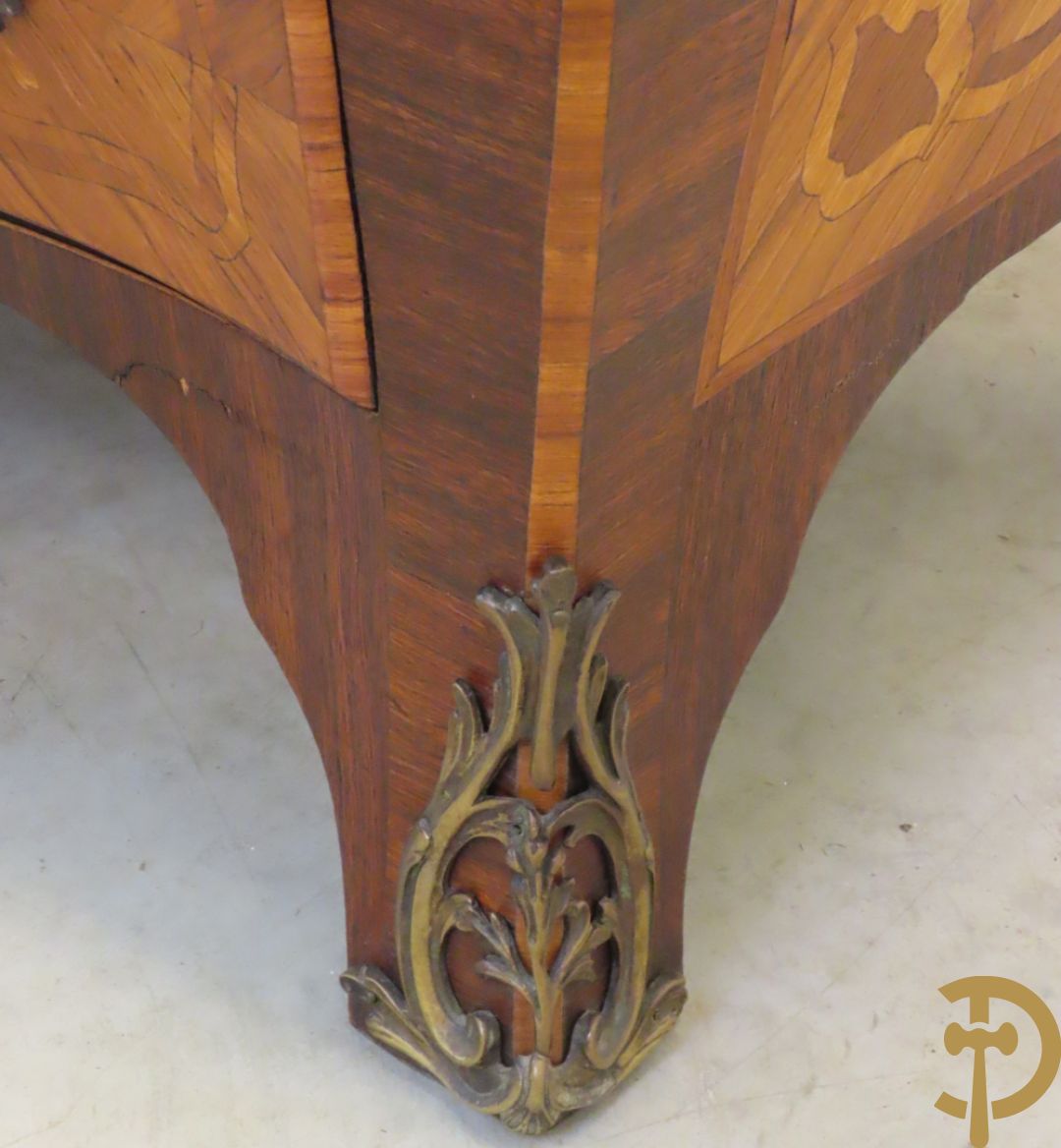 Gegalbeerde vierladencommode met bronsbeslag, marqueterie en marmeren blad