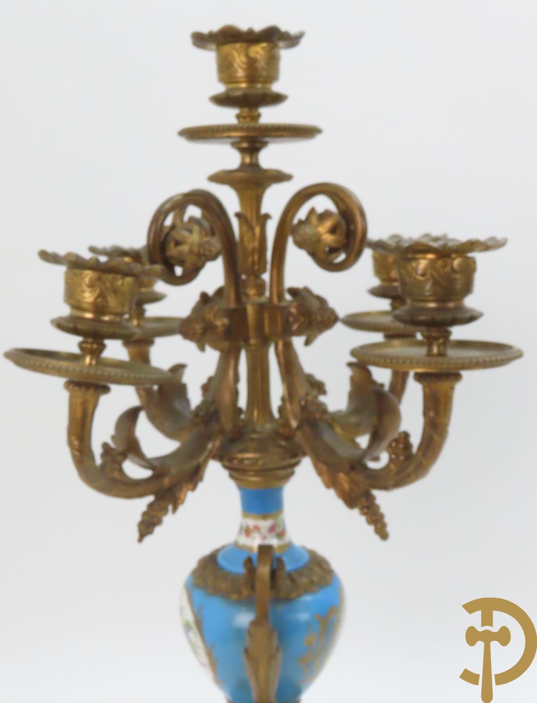 Driedelige bronzen garnituur bezet met Sèvres porselein bestaande uit pendule geflankeerd door paar cupido