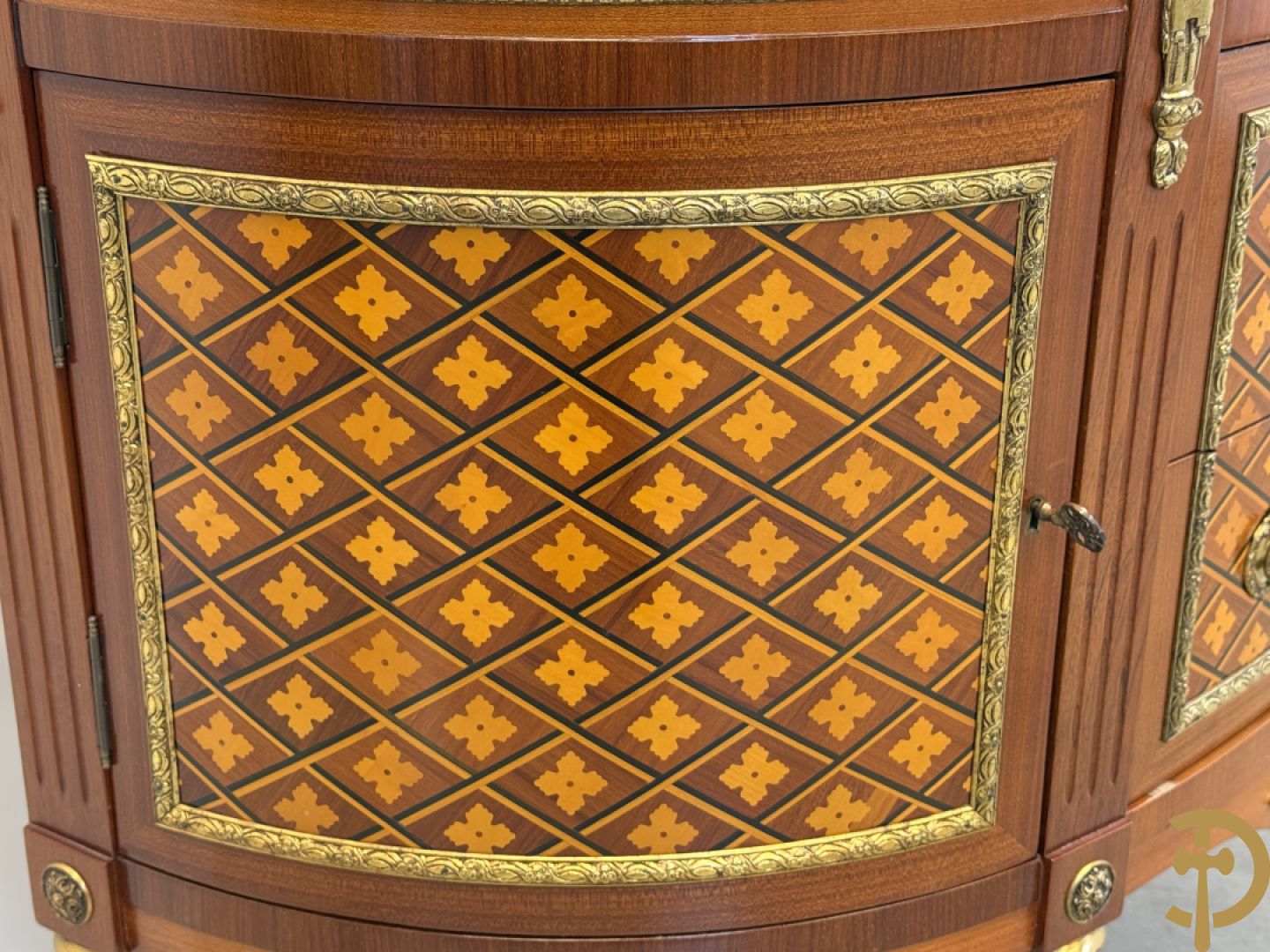 Halve maanvormige drieladencommode met 2 zijdelingse deuren, gemarketteerde bloemenmotieven en bronzen ornamenten, bovenaan bezet met marmeren blad