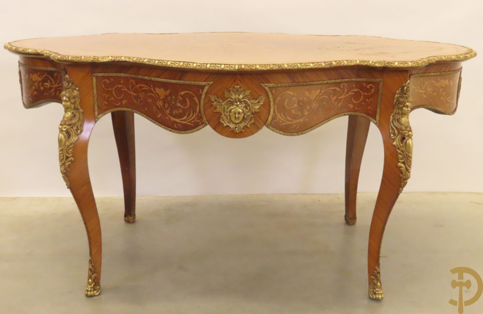 Gemarketteerde ovale notelaren tafel bezet met bronsbeslag van dameshoofden + stoel