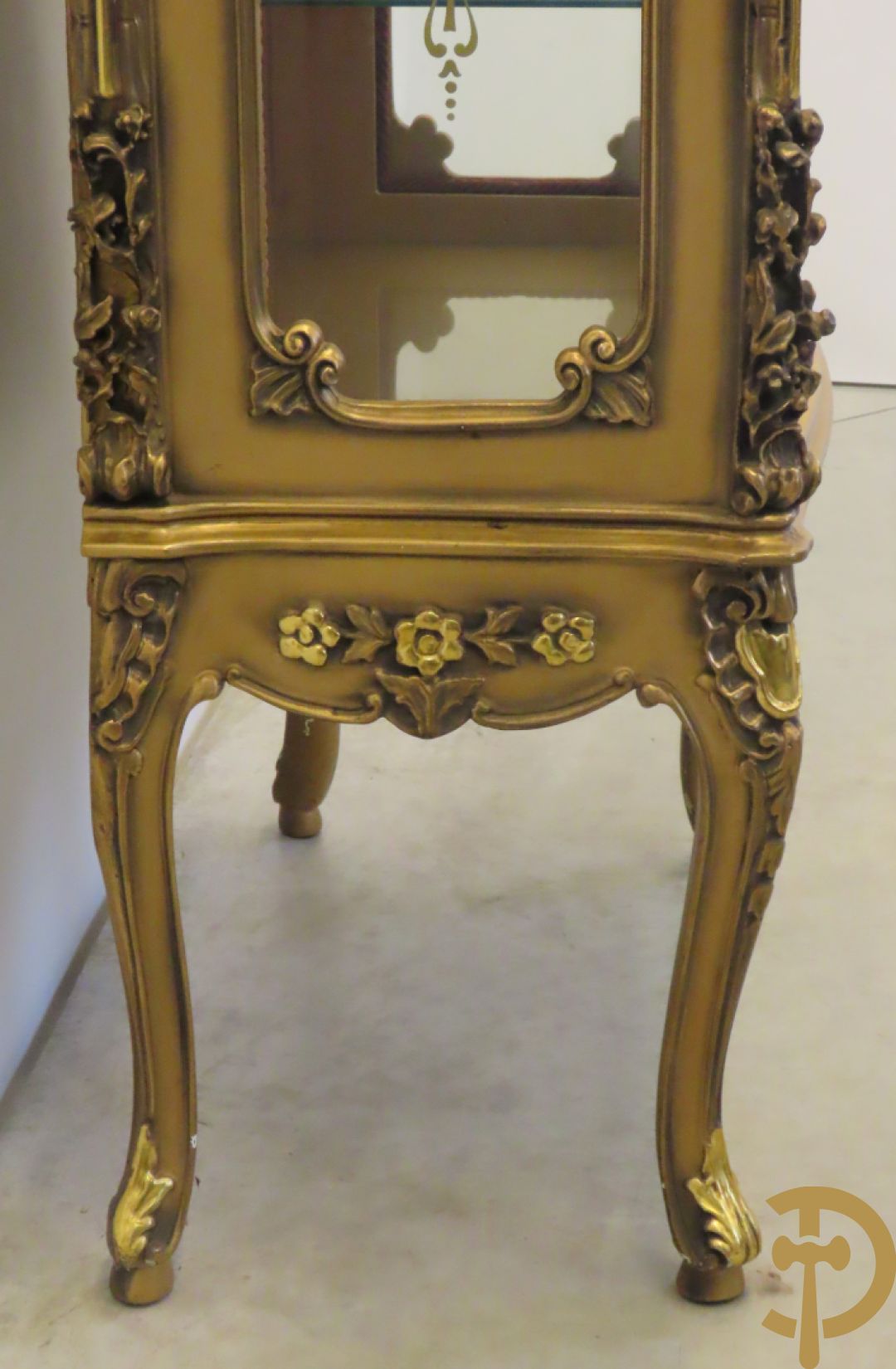 Vergulde vitrine met accanthusranken en ornamentiek in de ruiten geslepen, bovenaan bezet met marmeren blad