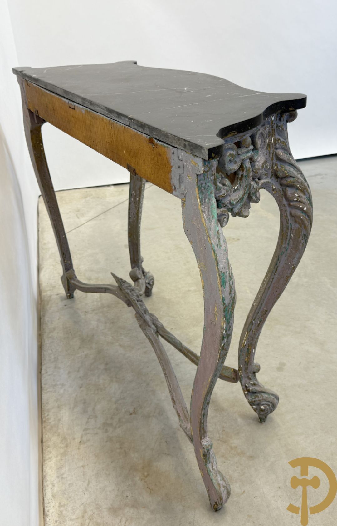 Gepatineerde Louis XV console met zwart marmeren blad