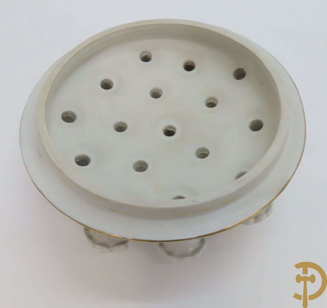 Keramieken beeld met 2 paardenkoppen, centraal met pique fleur, Italiaans, onderaan gemerkt Mangani