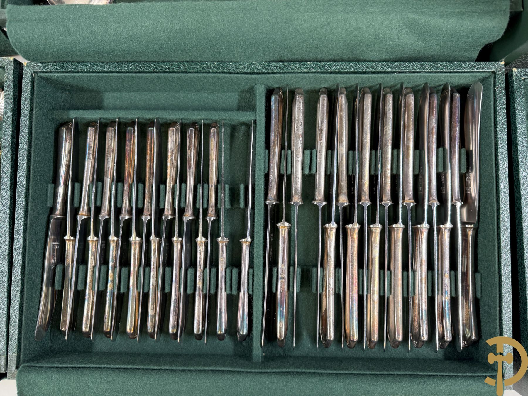 Verzilverd bestek 100/1000 bestaande uit 9 reeksen van 12 en 16 losse stukken