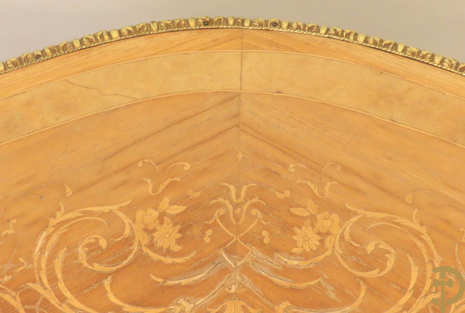 Gemarketteerde ovale notelaren tafel bezet met bronsbeslag van dameshoofden + stoel