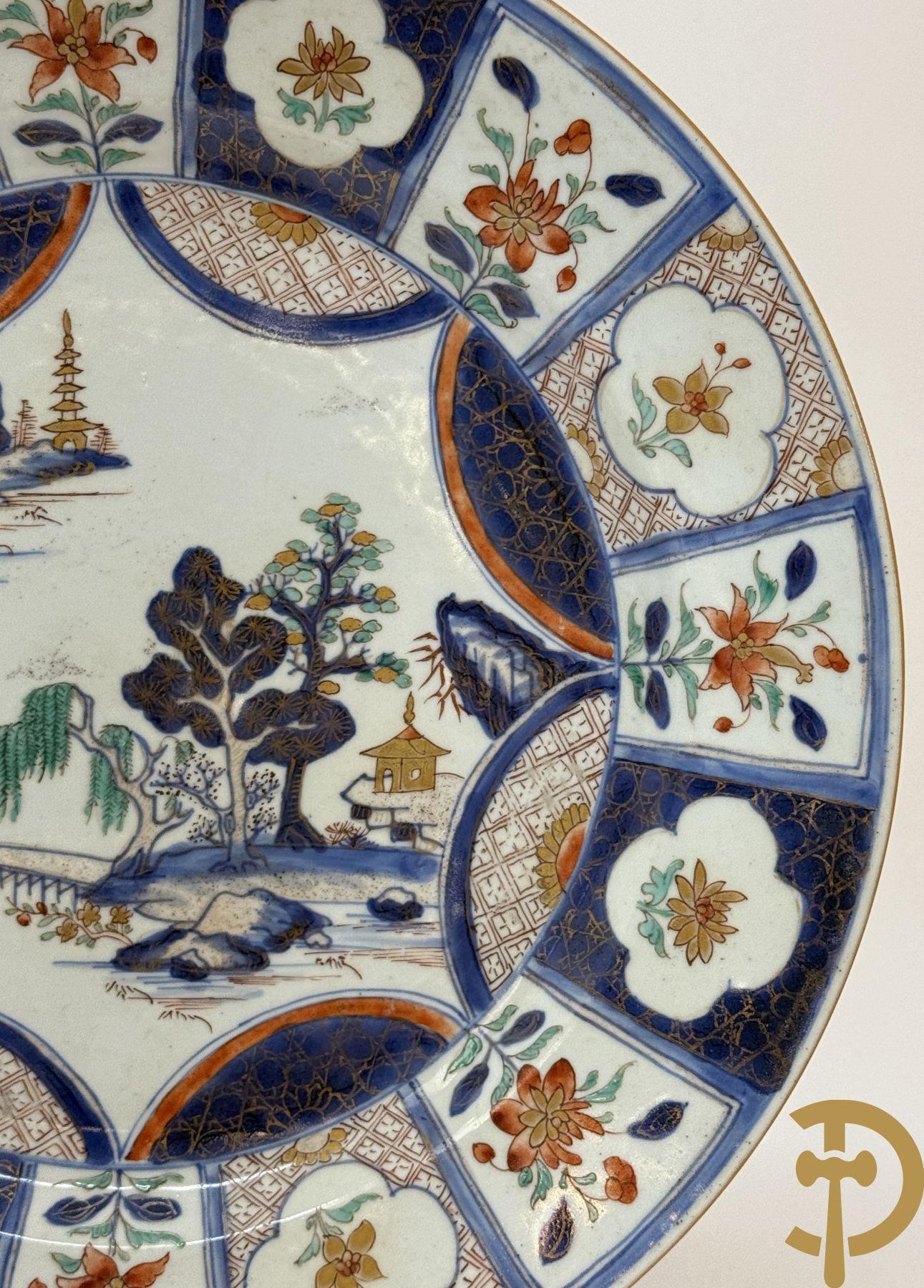 Chinees porseleinen Imari bord met landschapsdecor en bloemen