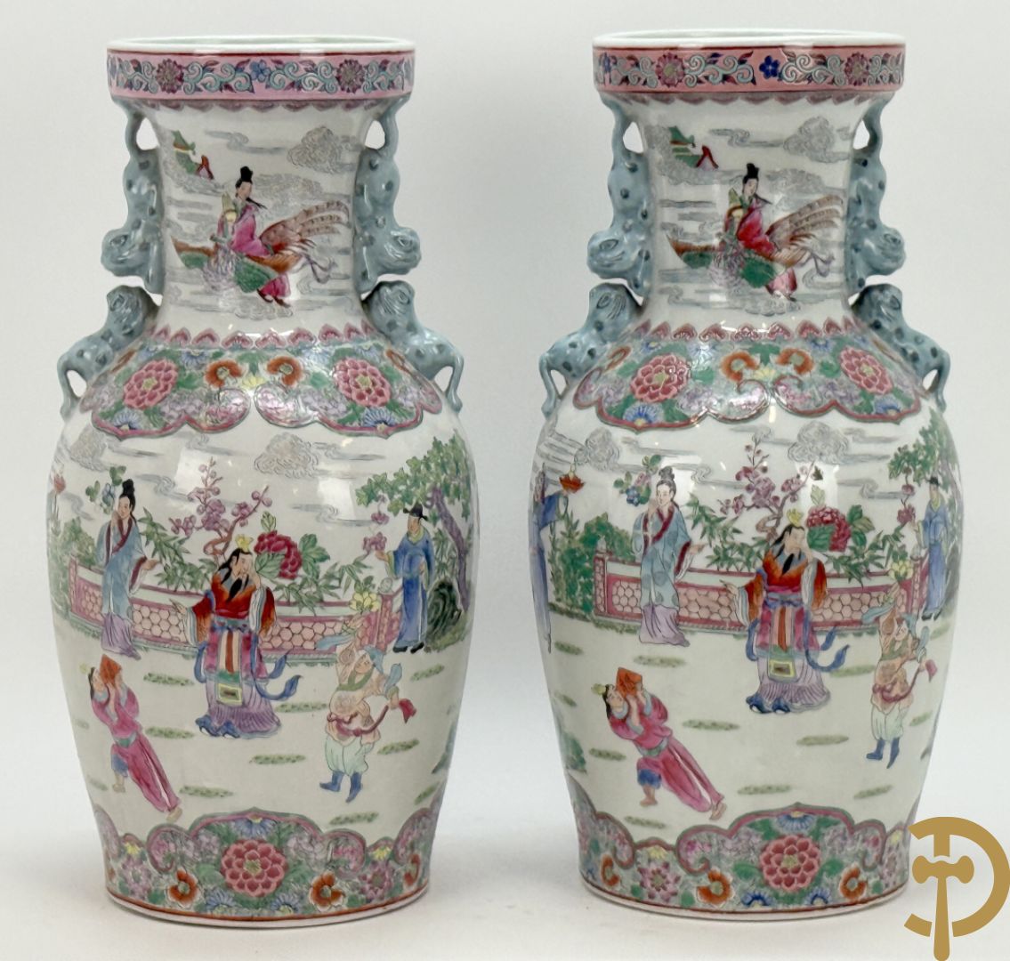 Paar Chinese porseleinen vazen met geanimeerd tafereel
