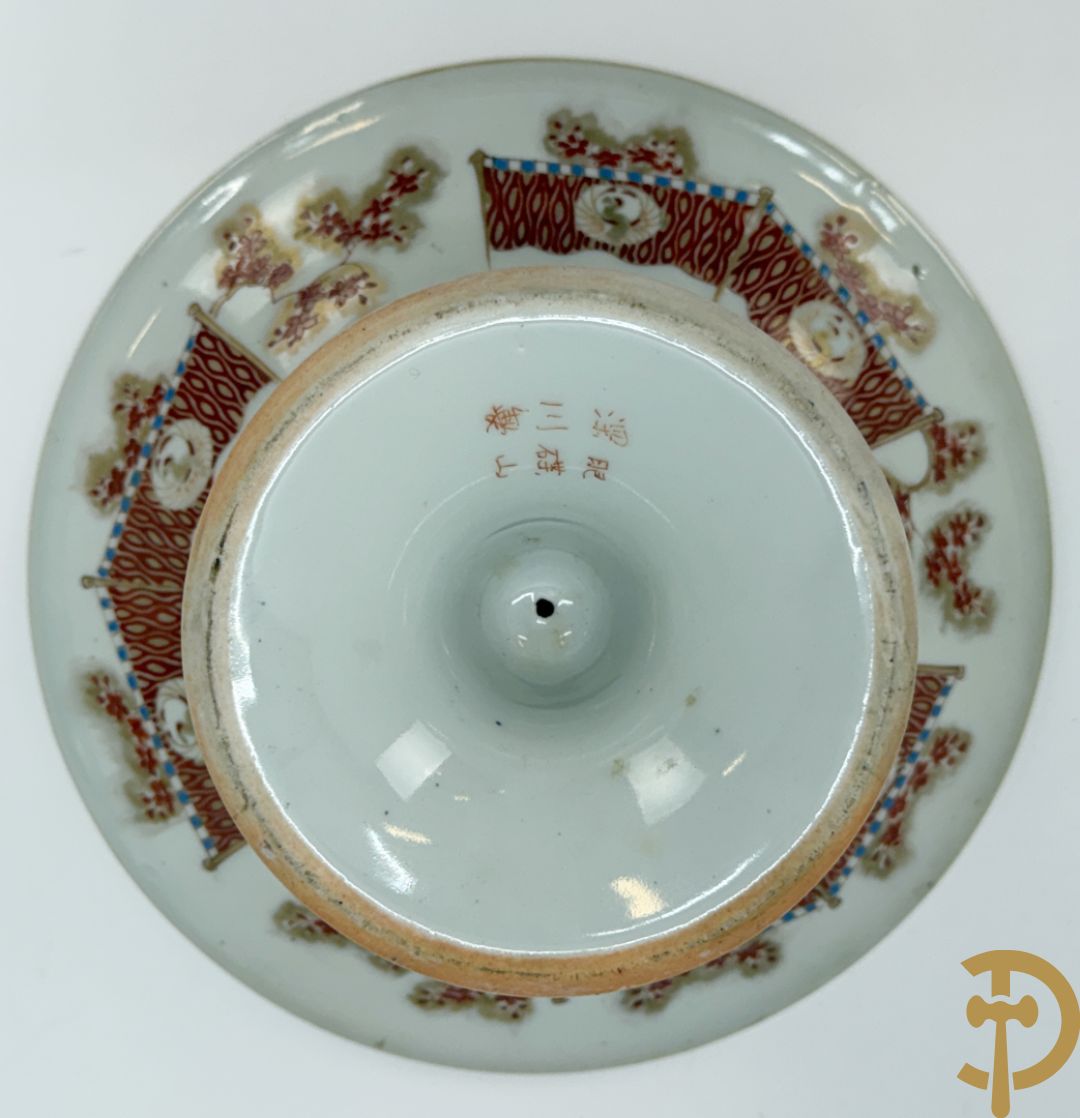 Paar Japanse meerkleurige porseleinen schalen met krijgerdecor op voet