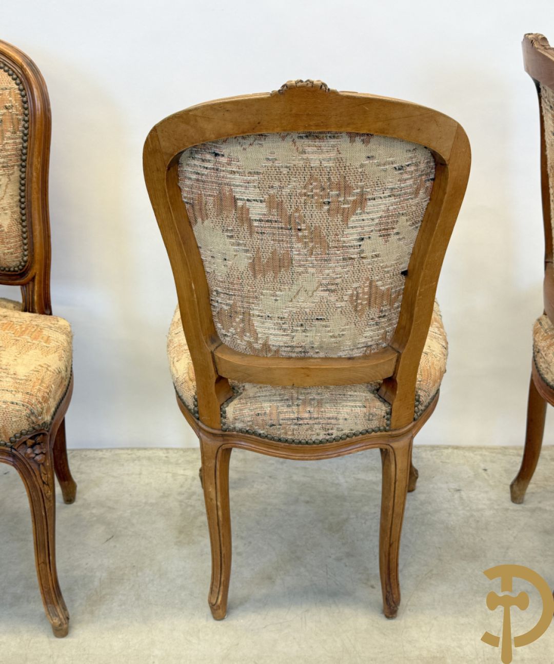 Paar Louis XV armzetels en 4 Louis XV stoelen