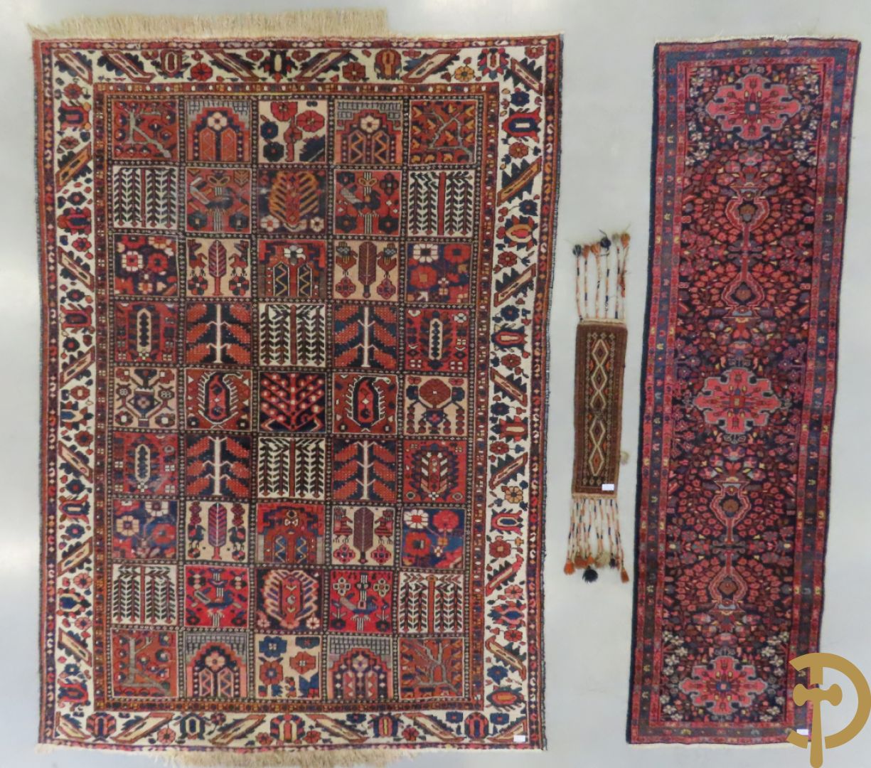 Oosters handgeknoopt tapijt met patronen + Oosterse handgeknoopte loper + kamelenmat