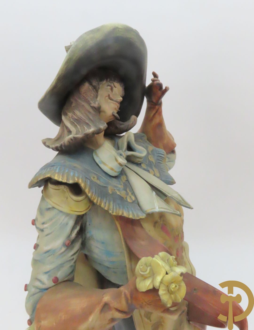 Twee Italiaanse beelden in meerkleurige faience, Cirano de Bergerac