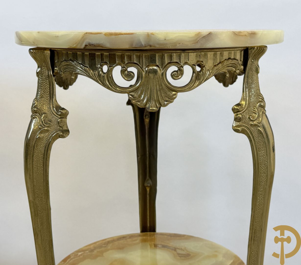 Paar koperen sokkels met Louis XV motieven en 2 étages op drie voluutvormige poten - met onix marmeren blad
