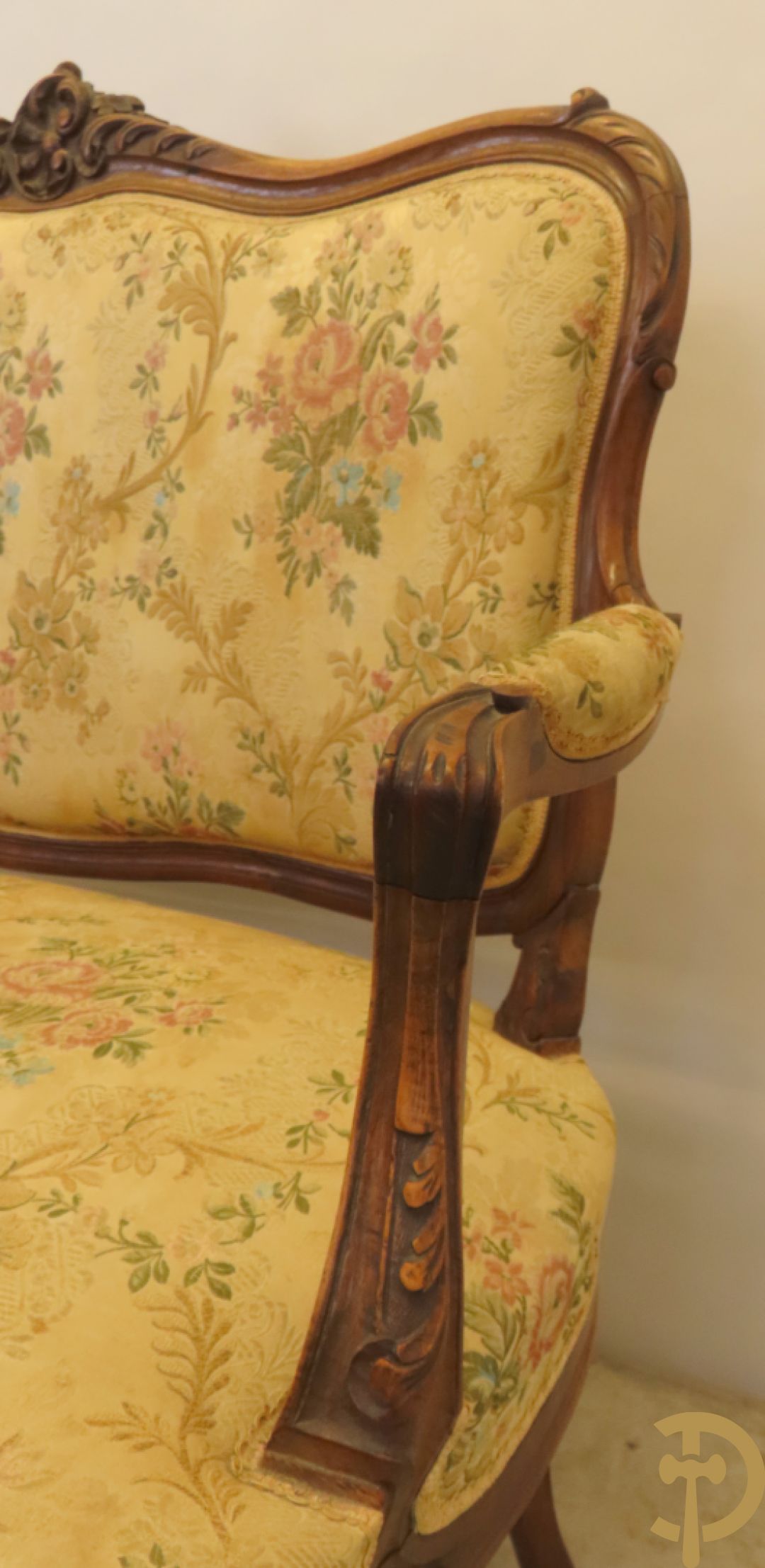 Vijfdelig Louis XV salonensemble in beuk bestaande uit tweezit, 2 armzetels en 2 stoelen