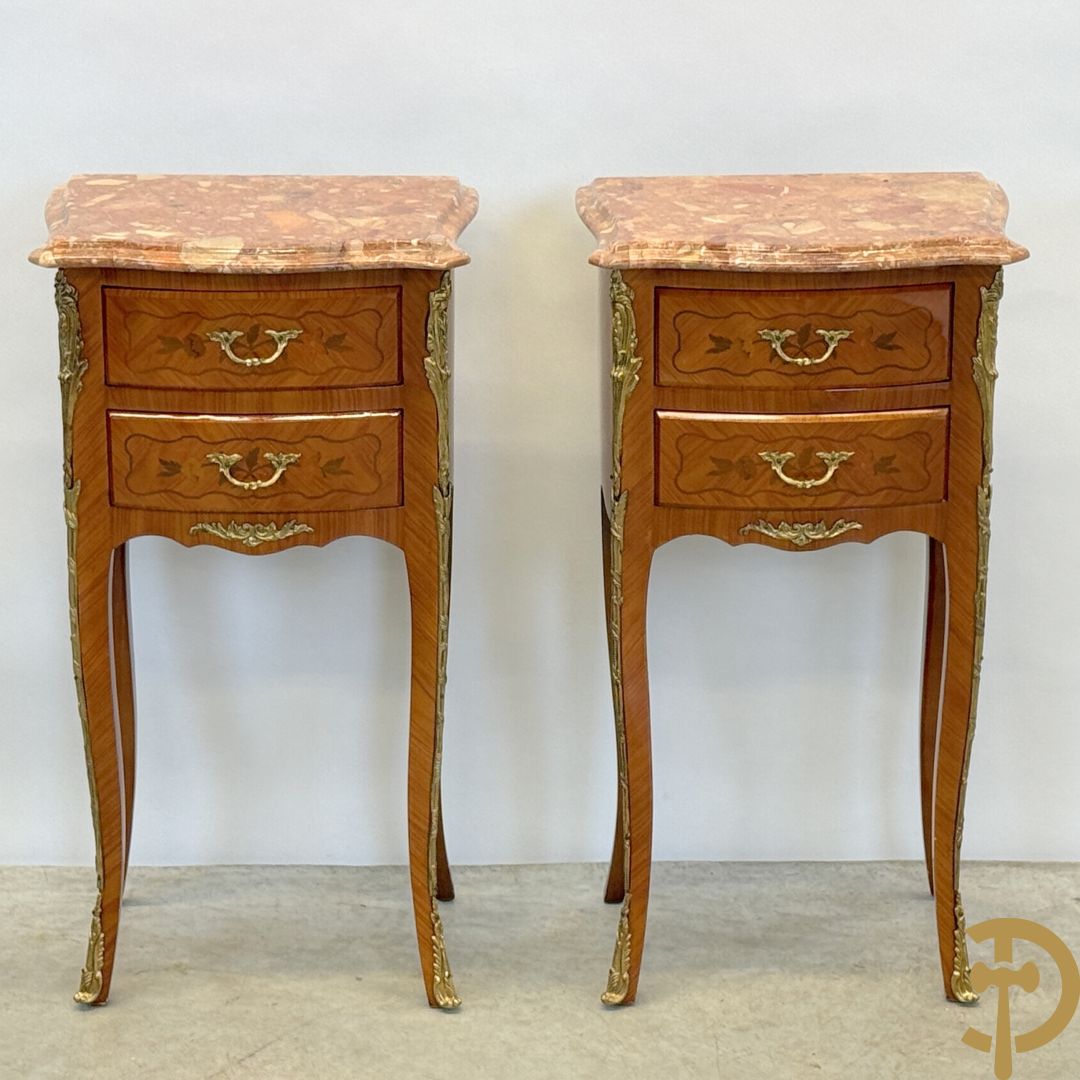 Paar notelaren Louis XV bijzetkastjes op hoge poten met 2 lades, bezet met bronzen ormamenten en marmeren blad