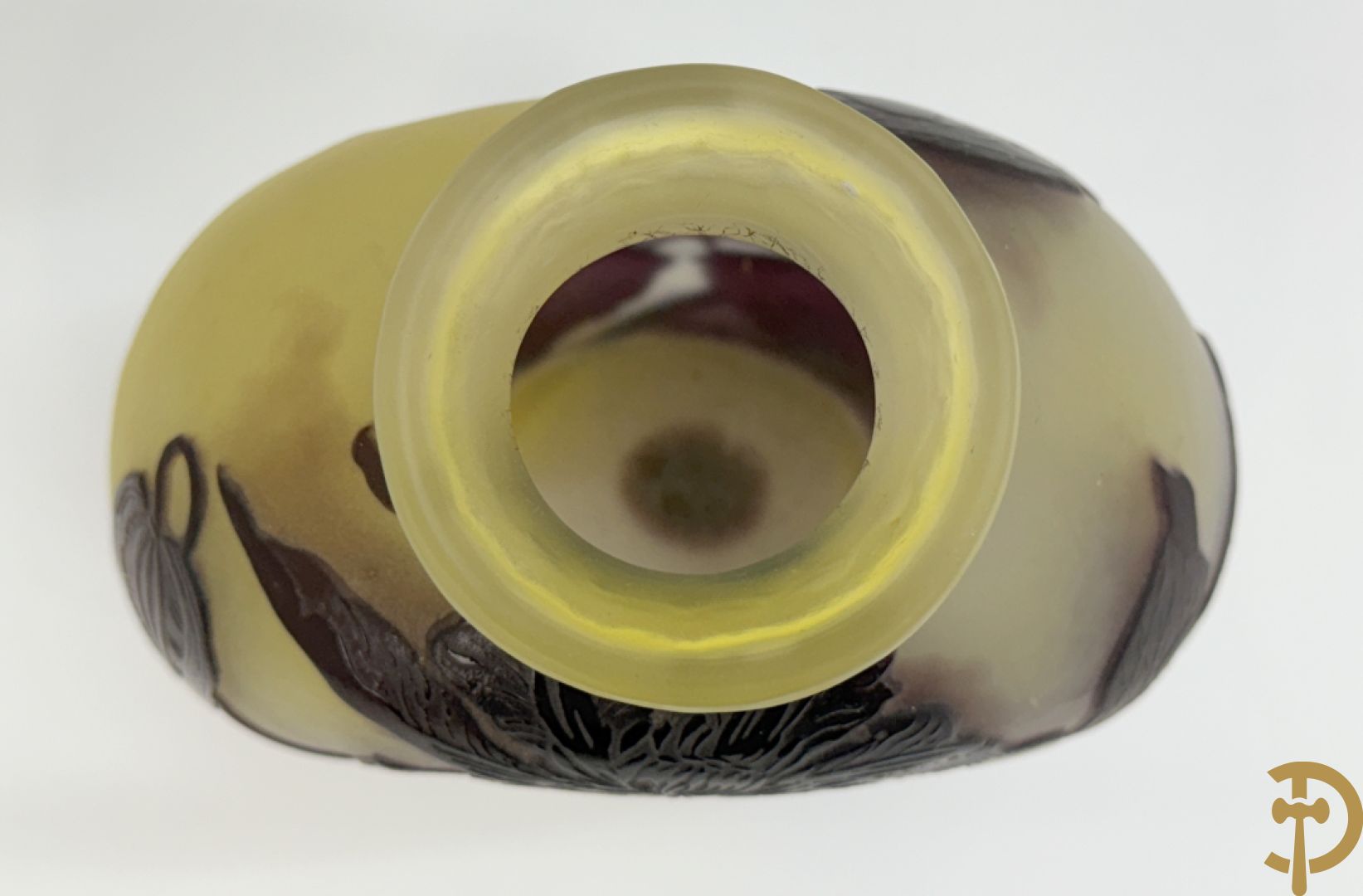 Art Nouveau vaas met gestyleerde bloemen, gezuurd en getekend Gallé