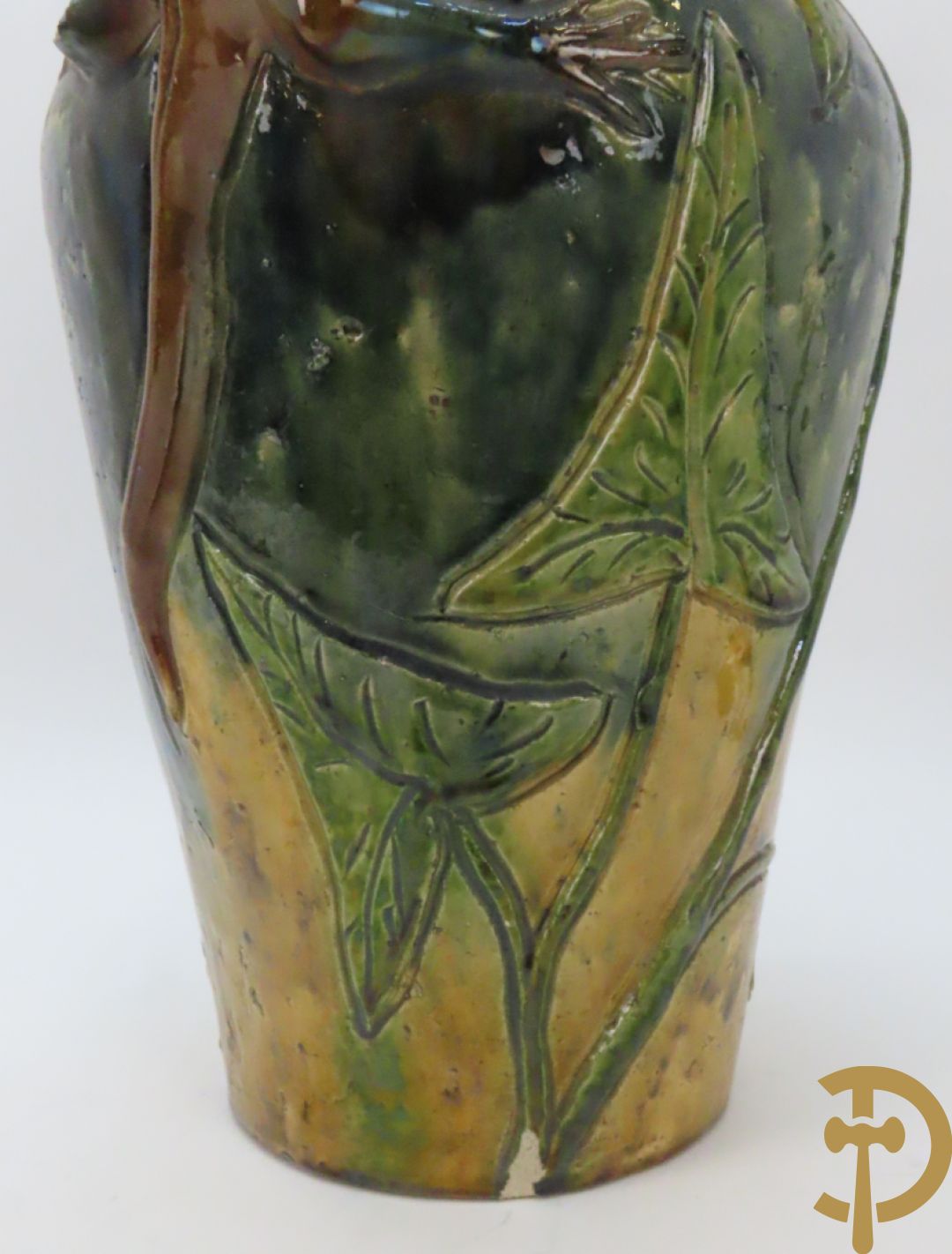 Vlaamse aardewerken vaas met salamander en bloemendecor, VH gemerkt (Van Humskerk)