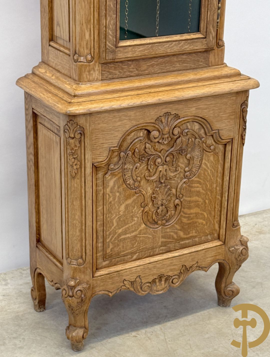 Massief eiken staande klok Louis XV stijl met bloemensculptuur