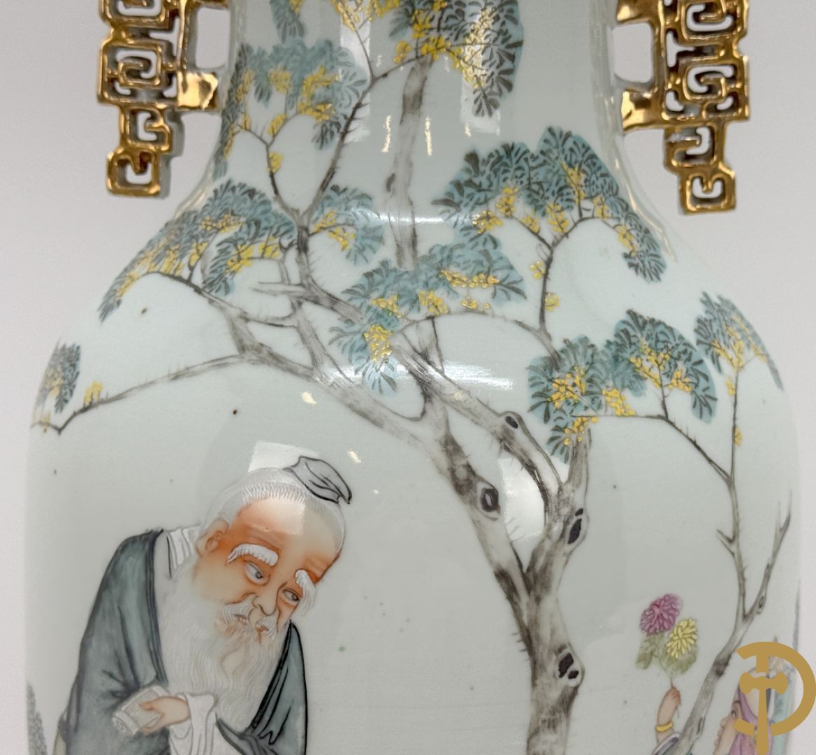 Chinese porseleinen vaas met decor van wijsgeer omgeven door kinderen