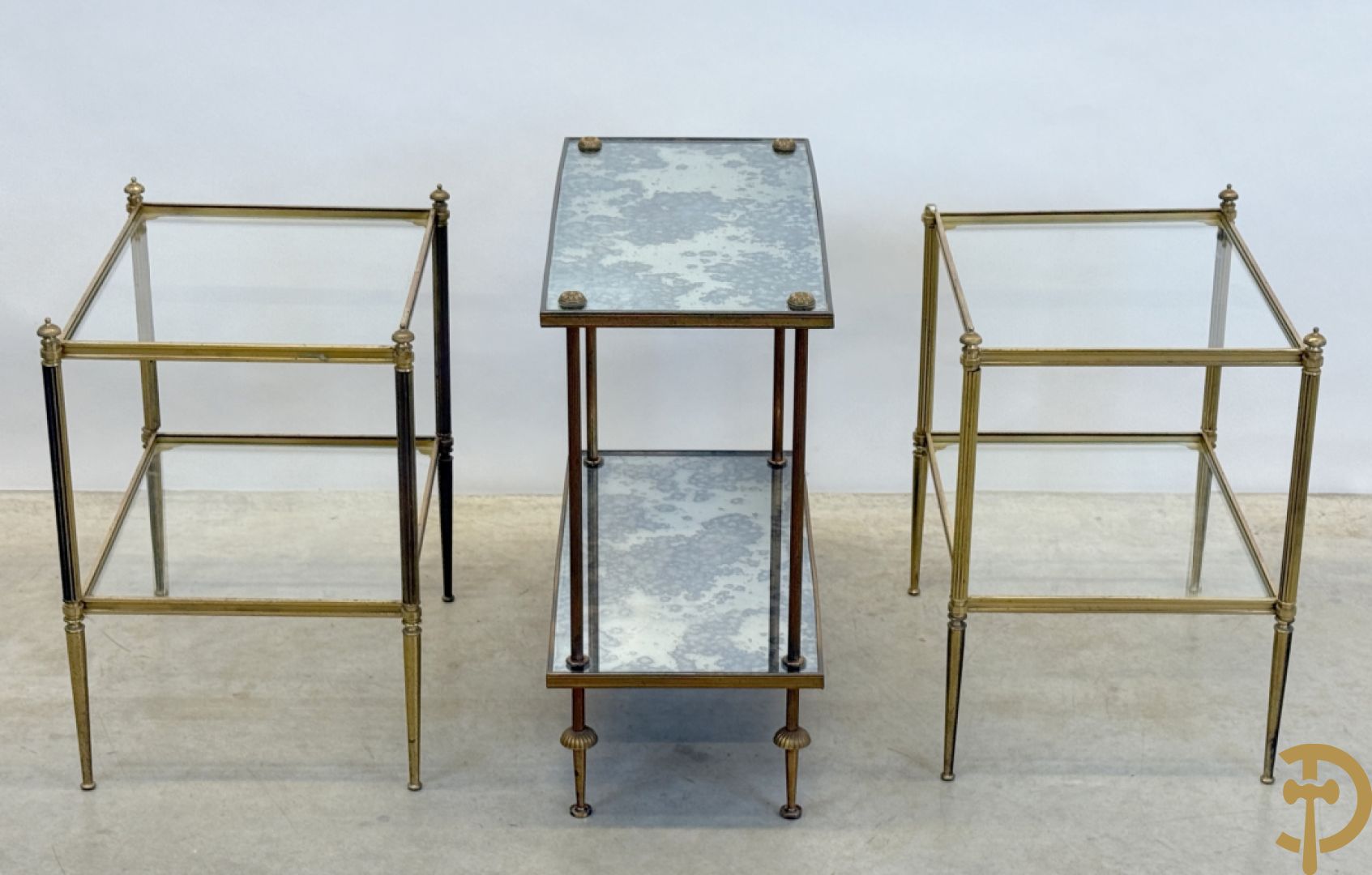 Paar koperen bout de canapé bijzettafels + koperen étagèretafel met gefumeerd glas