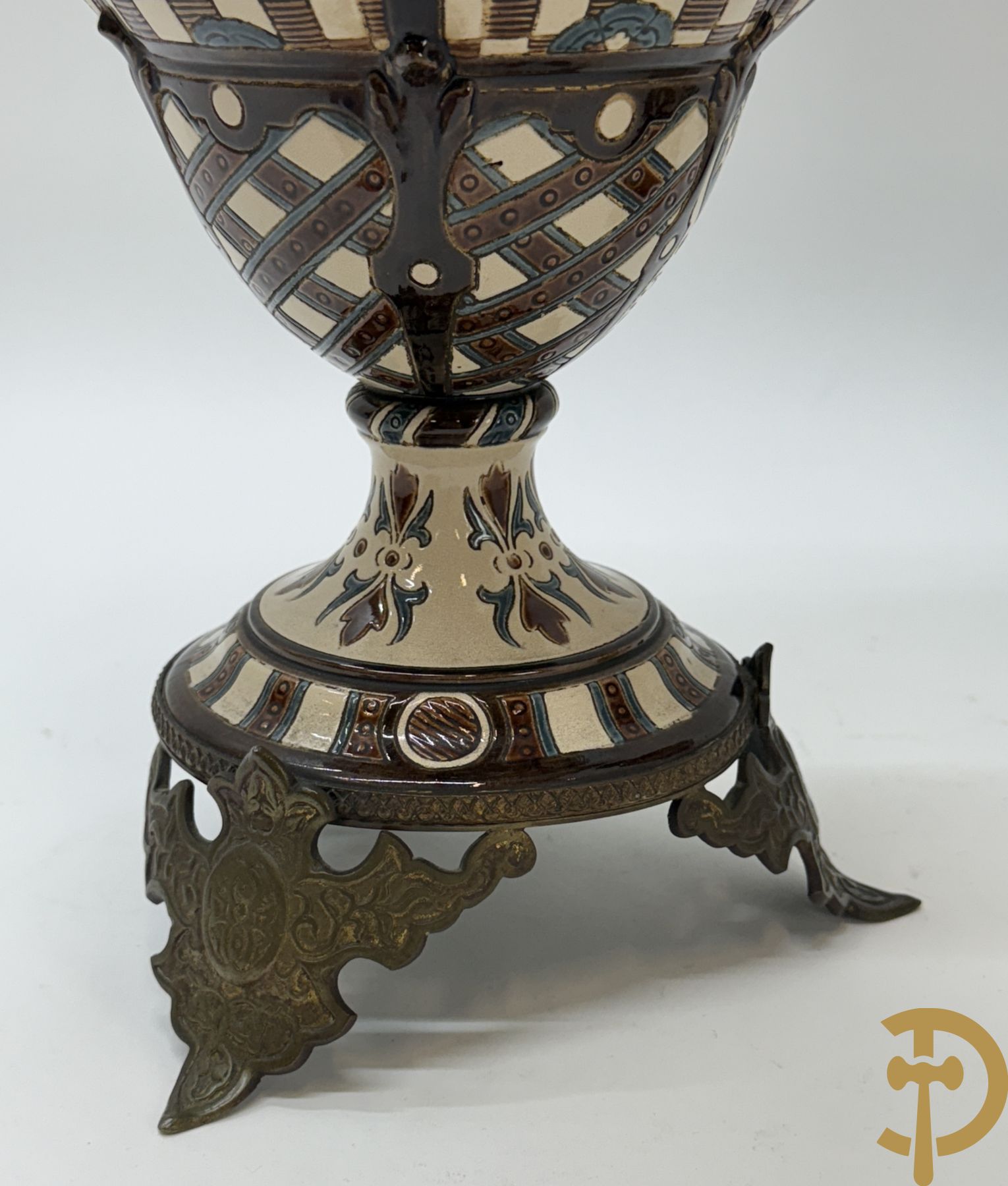 Paar meerkleurige vazen in Oostenrijkse faience met bloemendecor op koperen voet, Gerbing & Stephan, begin 1900