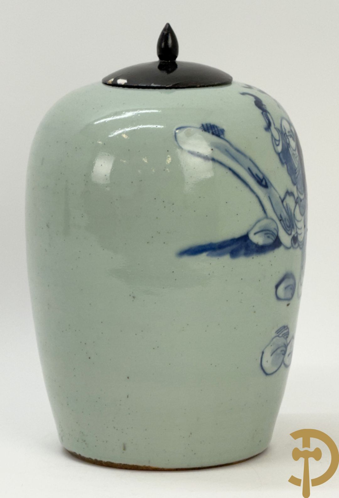 Chinese blauw/wit dekselpotiche met wijsgeer en dansende personages