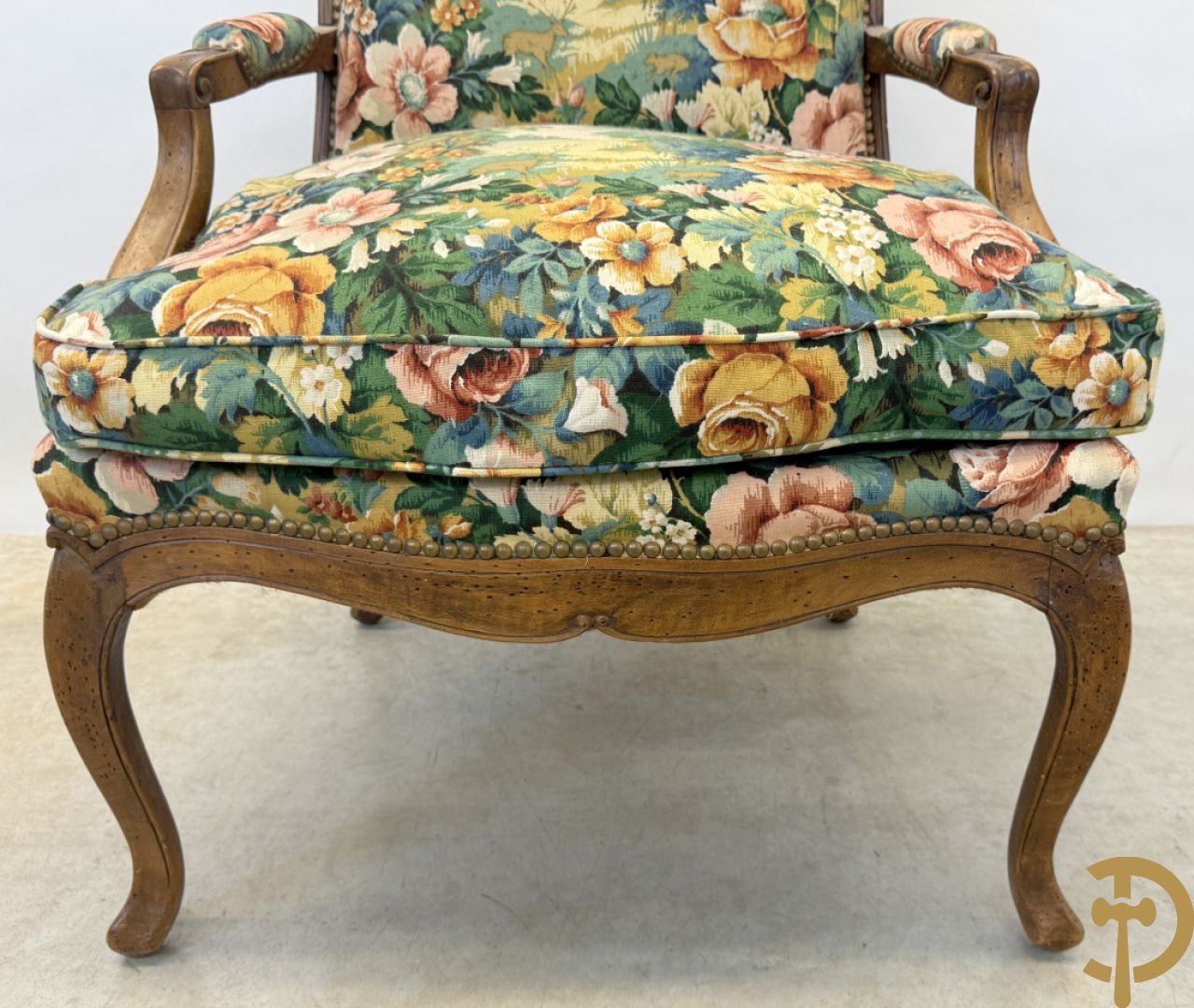 Vier notelaren armzetels bekleed met bloemenstof, met gezwaaide armleuningen op voluutvormige poten + bijhorend voetbankje