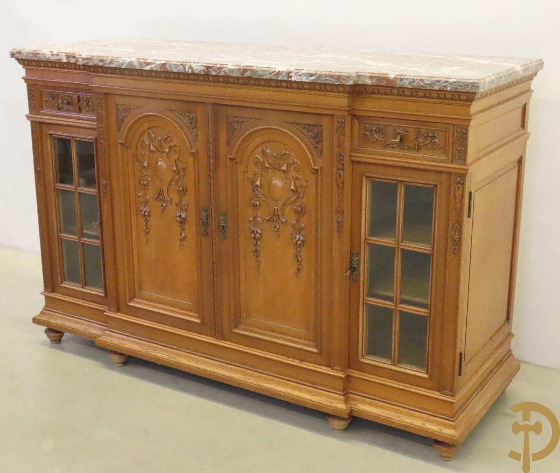 Massief eiken dressoir met zijdelingse vitrines, midden 2 gesculpteerde deuren met accanthusranken en bloemen, boven met 2 lades en marmeren blad, °1900